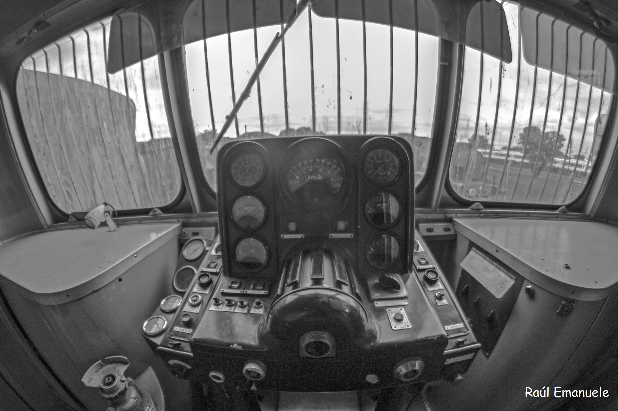 Samyang 8mm F3.5 Aspherical IF MC Fisheye sample photo. Cabina coche motor photography