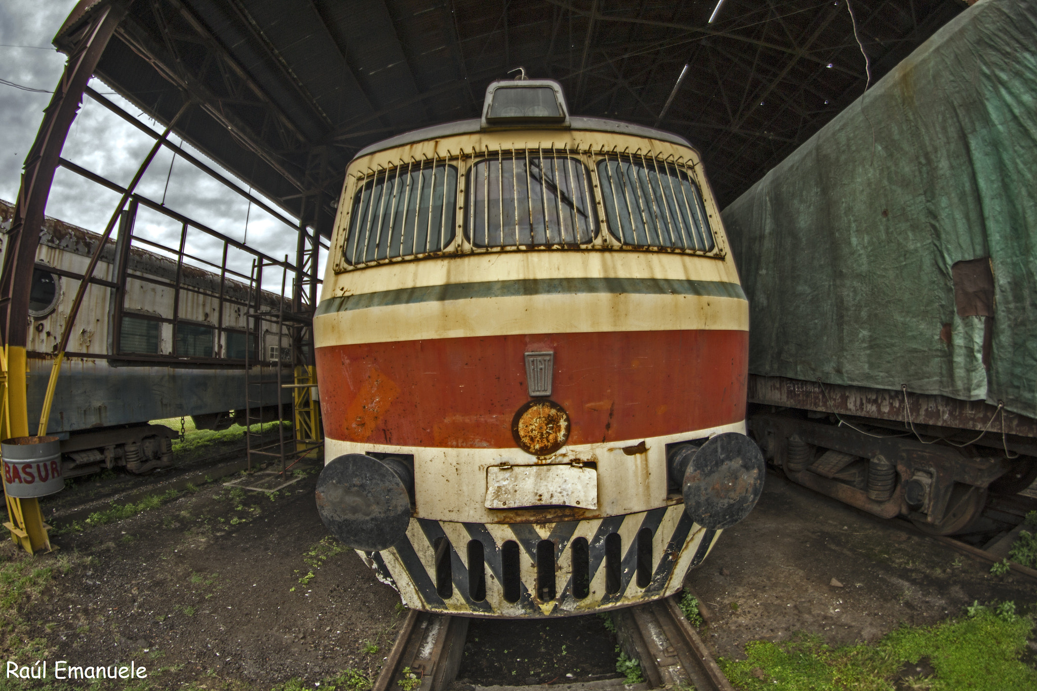 Samyang 8mm F3.5 Aspherical IF MC Fisheye sample photo. Coche motor fiat photography