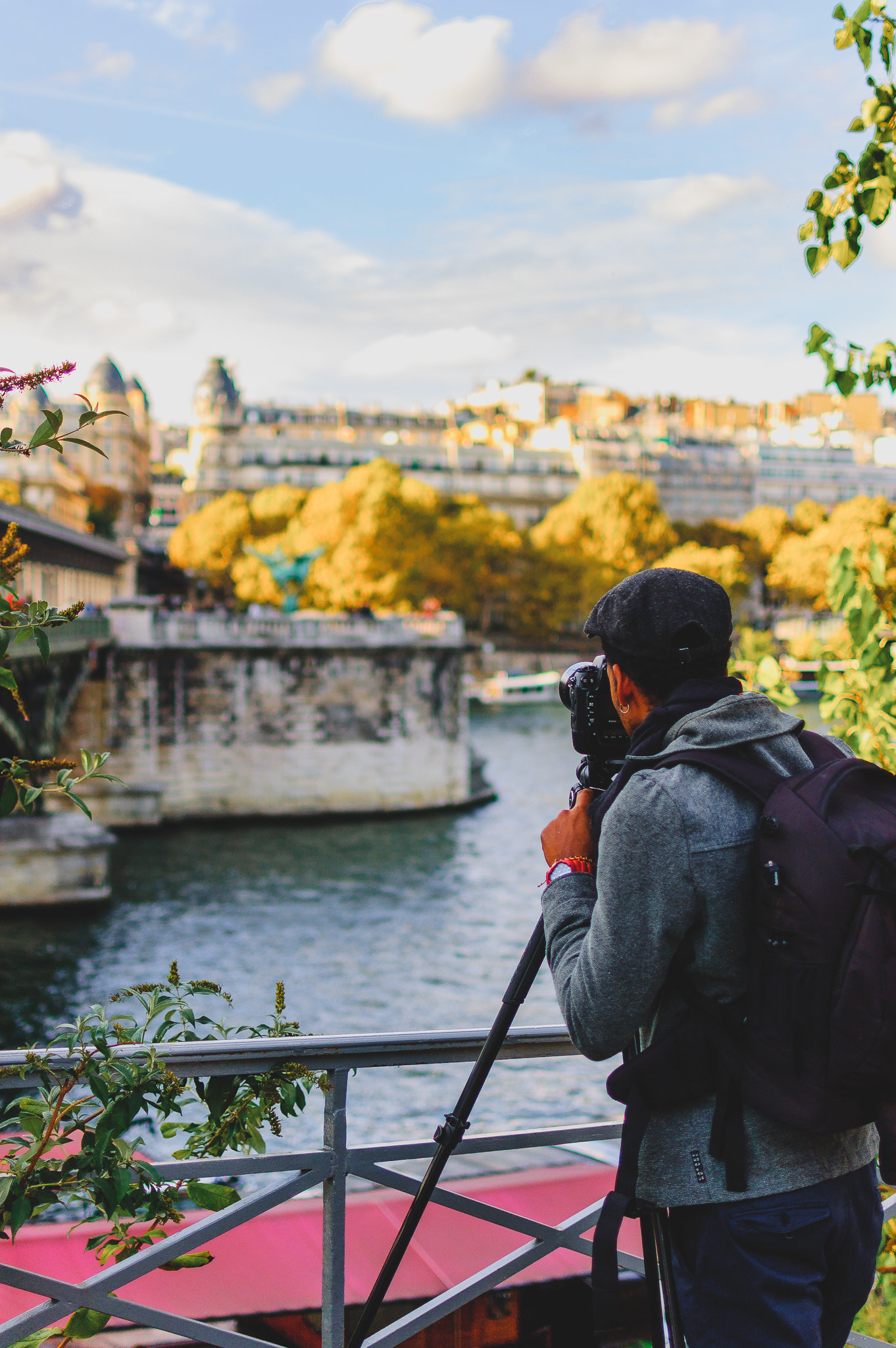 Nikon D70s + Nikon AF-S DX Nikkor 35mm F1.8G sample photo. Un photographe en bord de seine photography