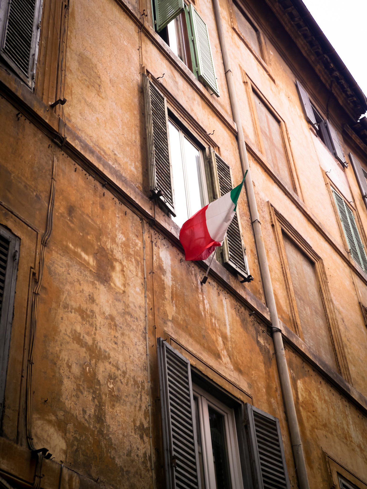 LUMIX G VARIO PZ 14-42/F3.5-5.6 sample photo. Italian flag in the wind photography