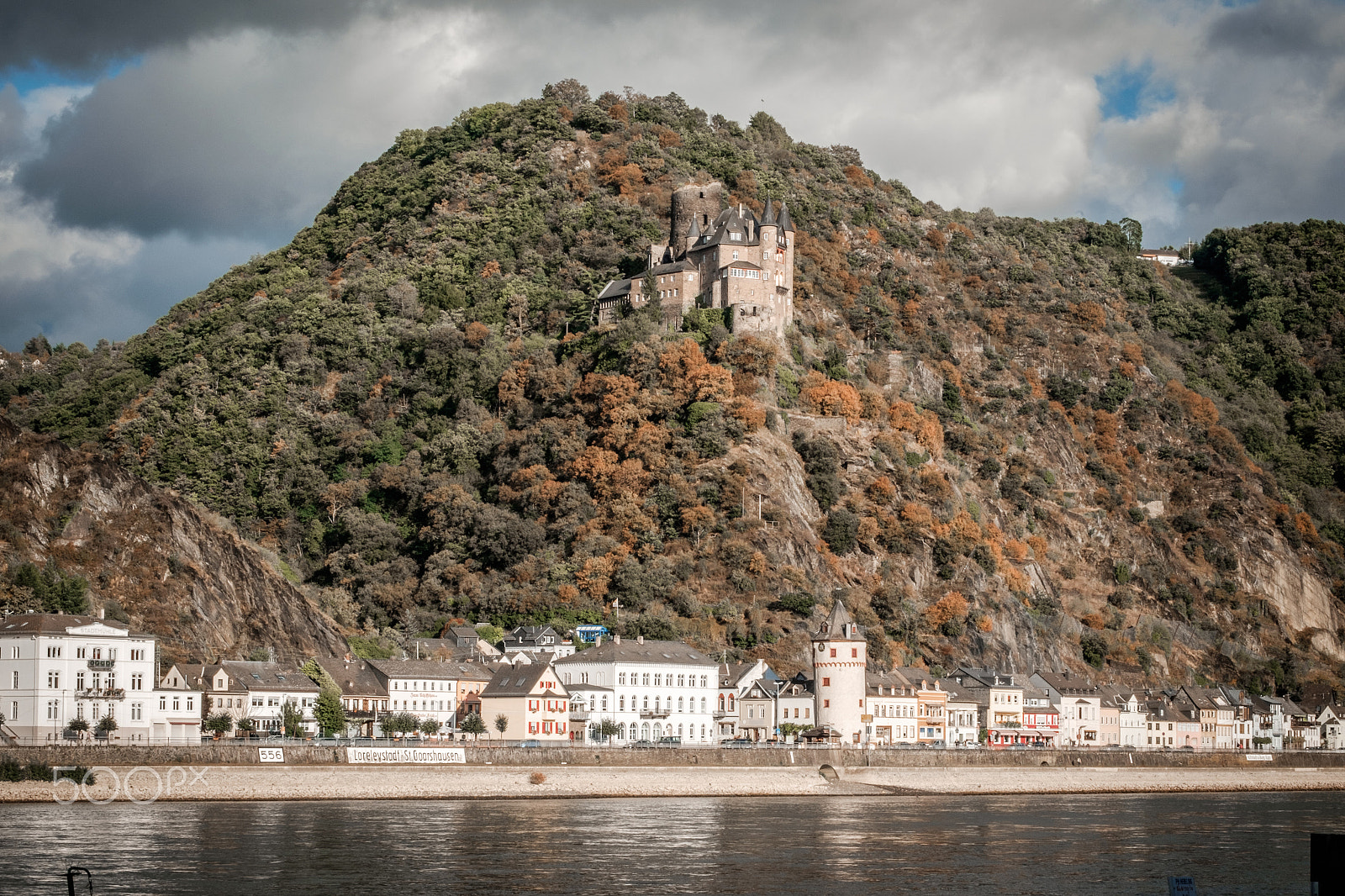 Fujifilm X-E2S + Fujifilm XF 55-200mm F3.5-4.8 R LM OIS sample photo. Burg katz im herbst photography