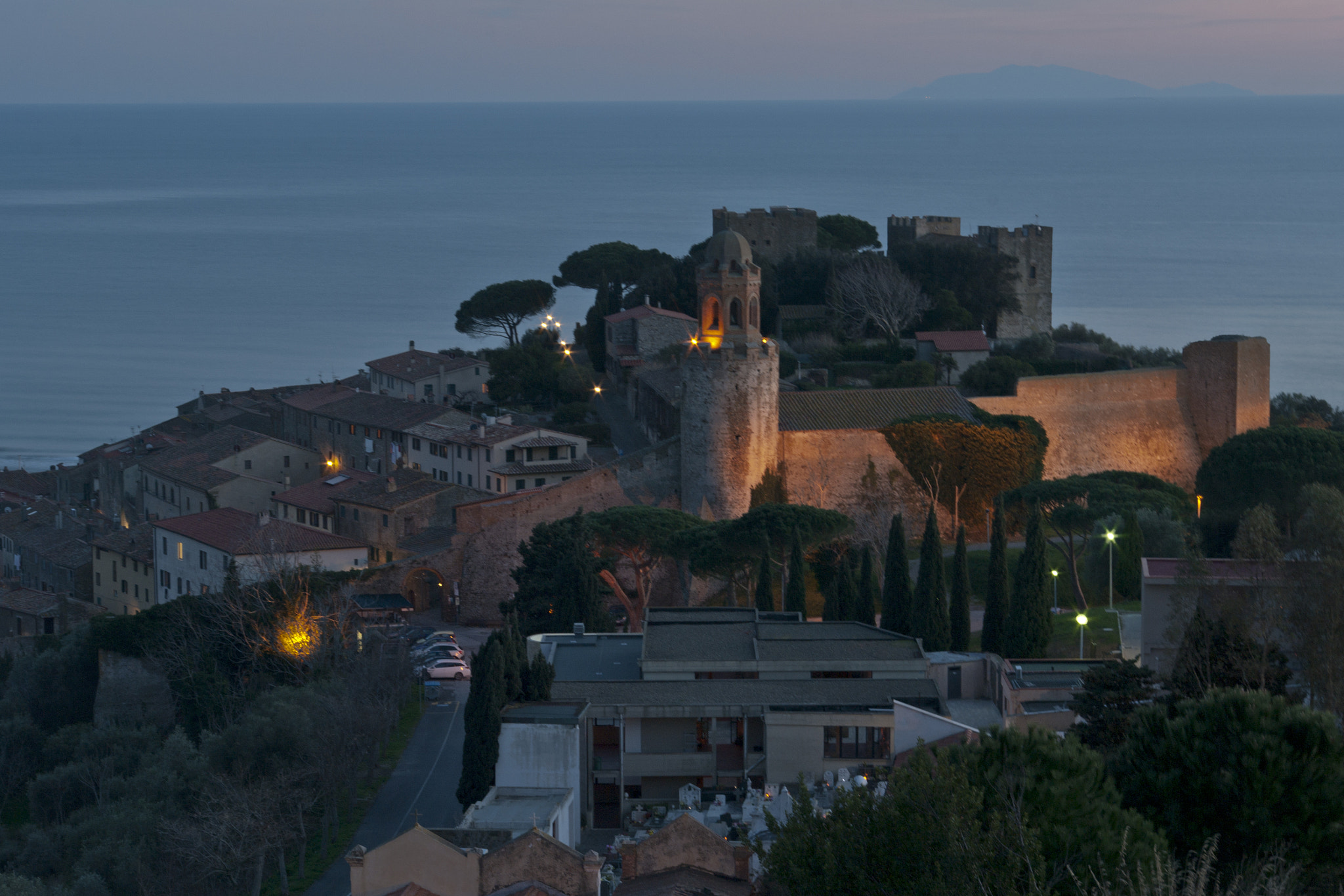 Pentax K20D + Pentax smc DA 18-55mm F3.5-5.6 AL sample photo. Blue pink night in castiglione della pescaia photography