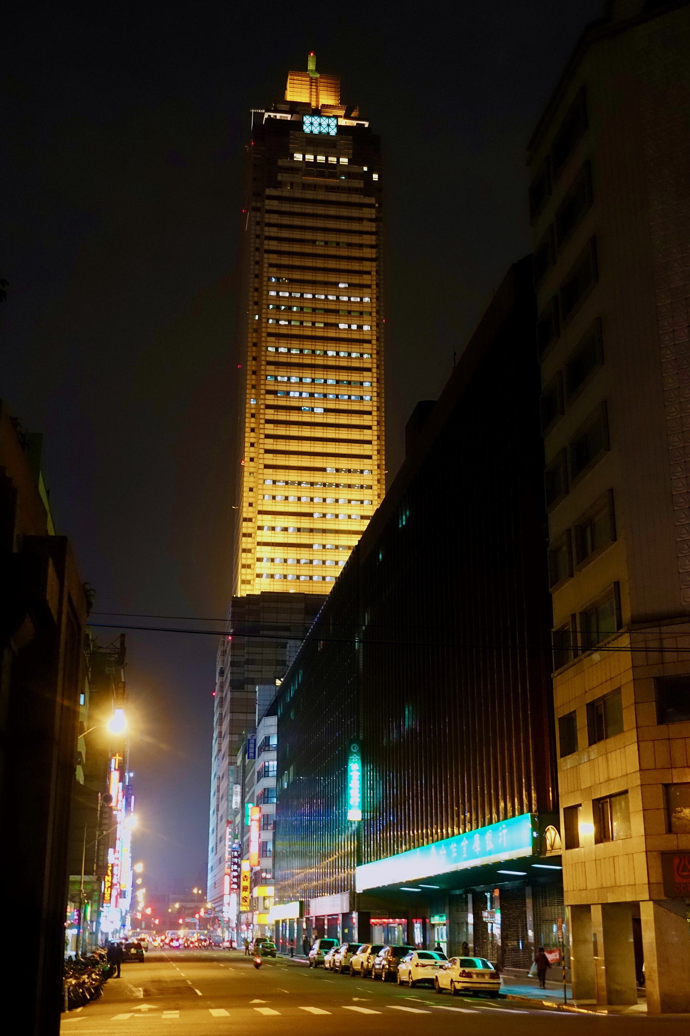 Sony DSC-RX100M5 + Sony 24-70mm F1.8-2.8 sample photo. Landmark near taipei station photography