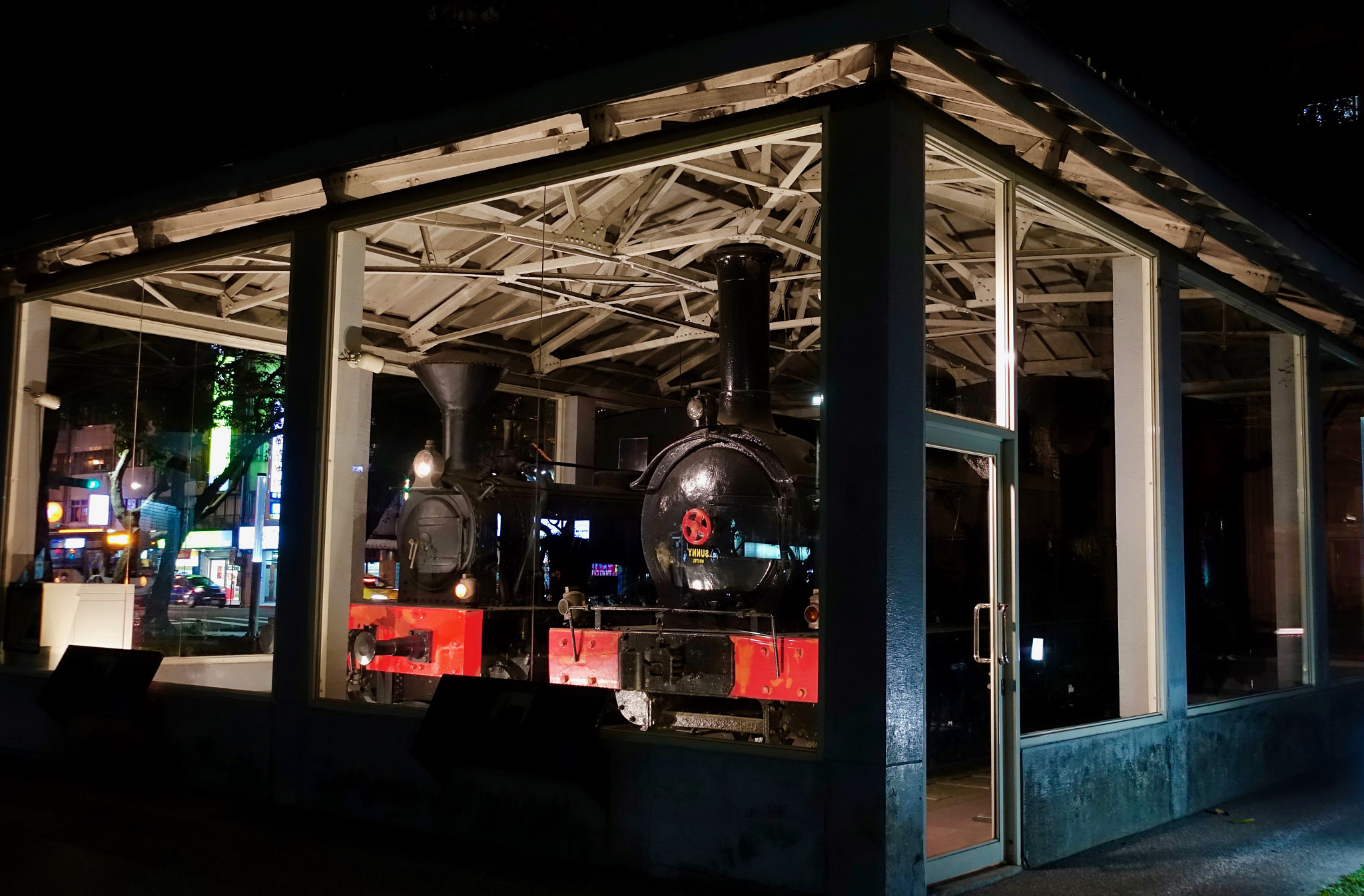 Sony DSC-RX100M5 + Sony 24-70mm F1.8-2.8 sample photo. First couple of train locomotives on taiwan photography