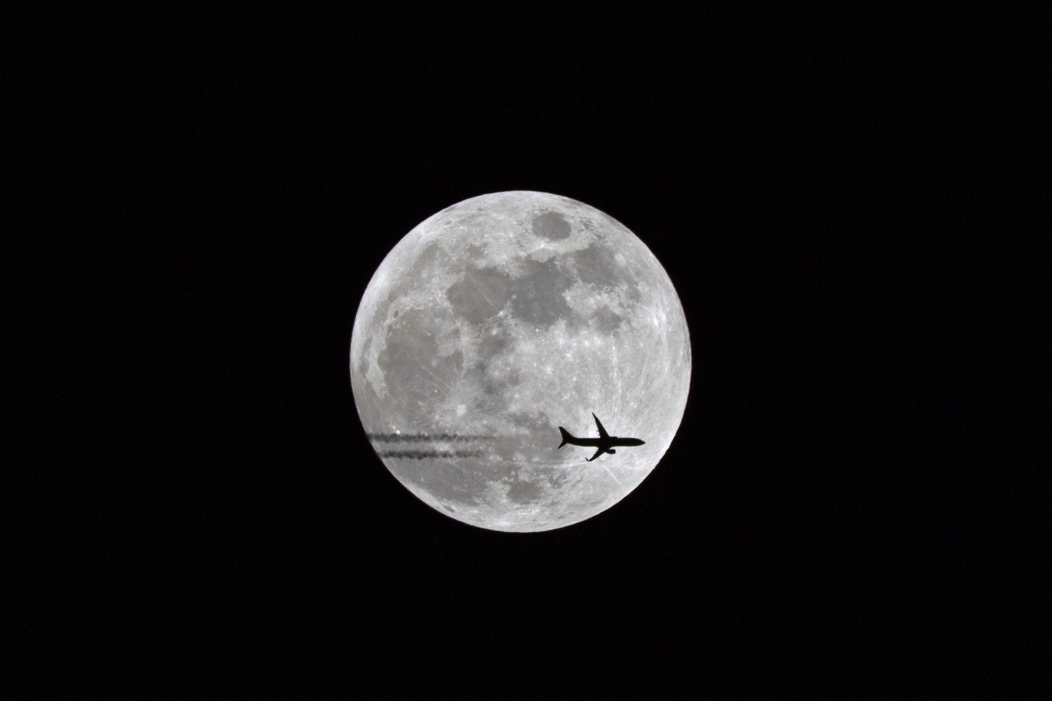 Tamron SP 150-600mm F5-6.3 Di VC USD sample photo. Snow moon ryanair stn agp photography