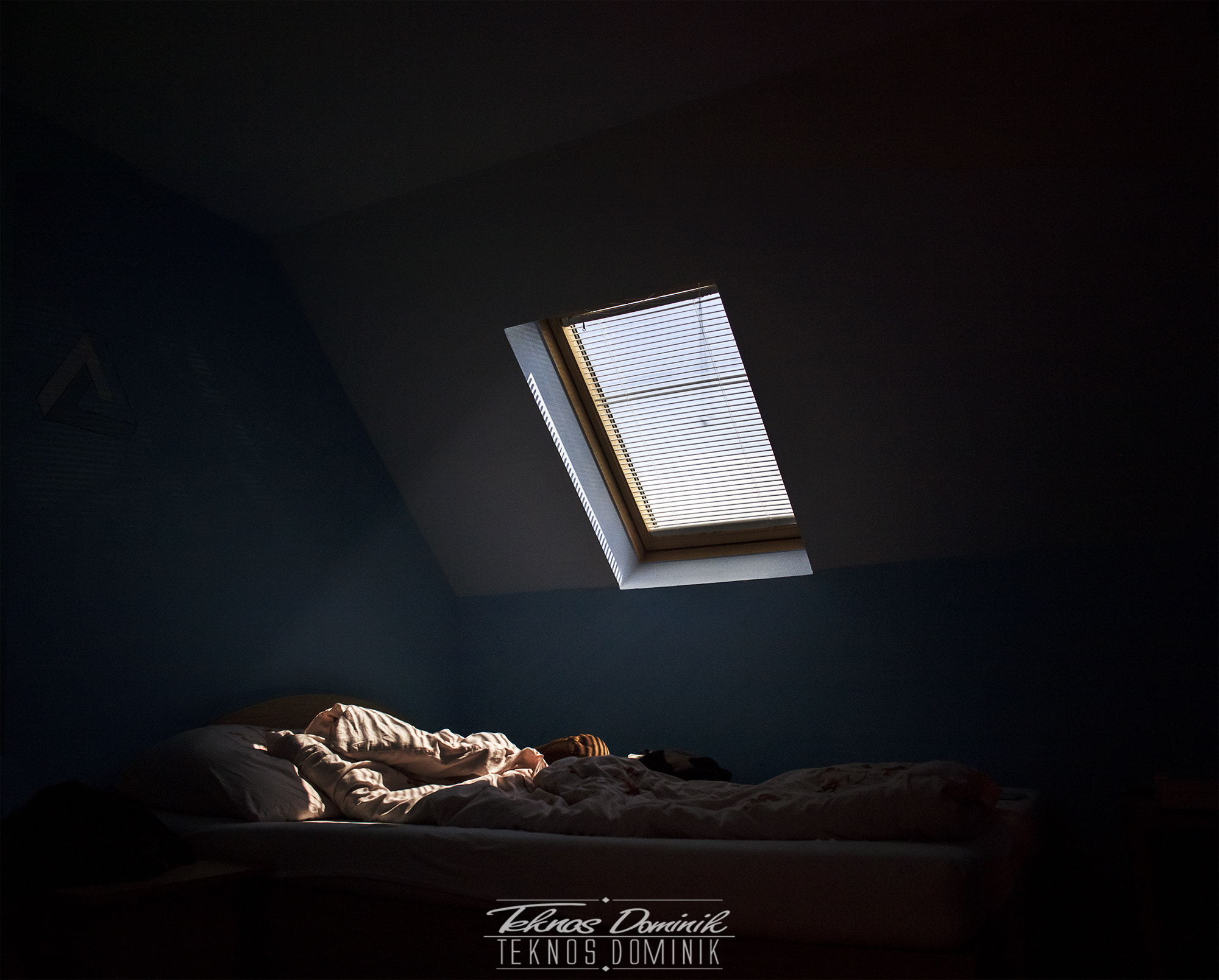 Canon EF-S 18-55mm F3.5-5.6 II sample photo. Night room photography
