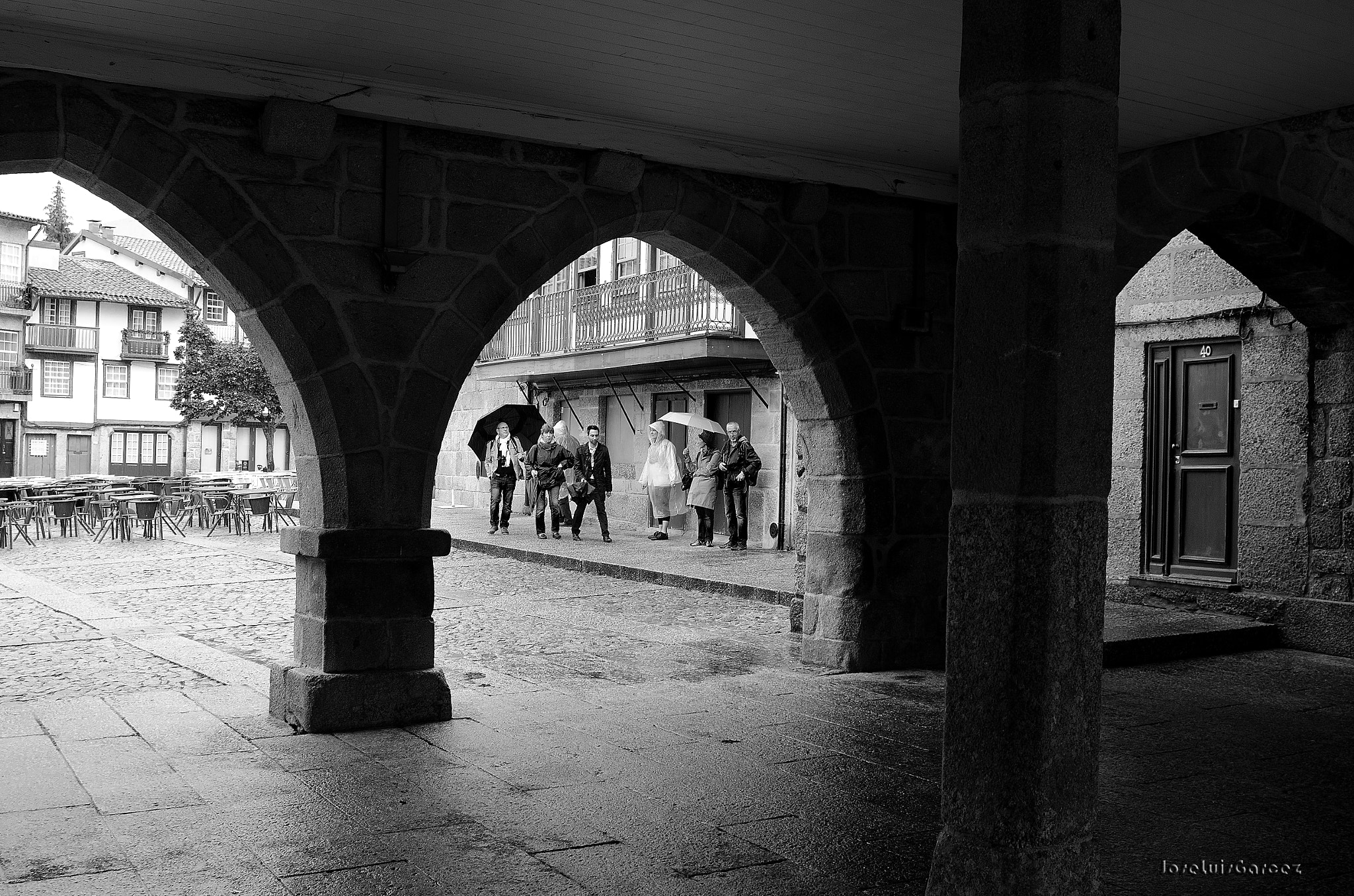 Nikon AF-S Nikkor 24-70mm F2.8G ED sample photo. Turistas à chuva photography