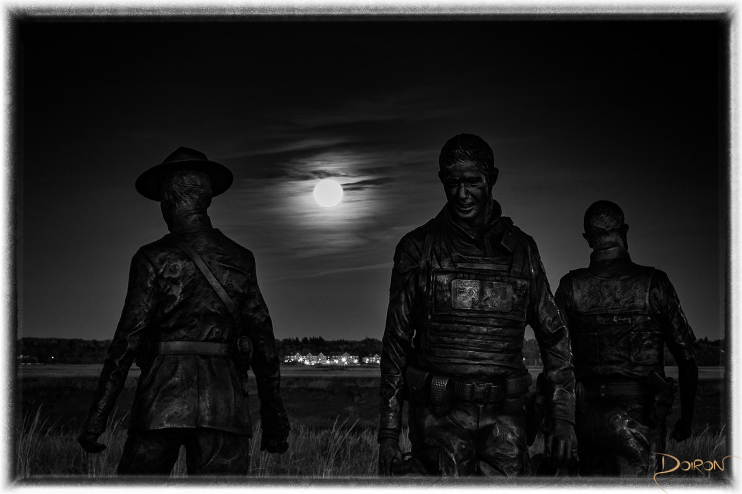 Nikon D7200 + Nikon AF-S Nikkor 85mm F1.8G sample photo. Moonrise and the mounties monument photography