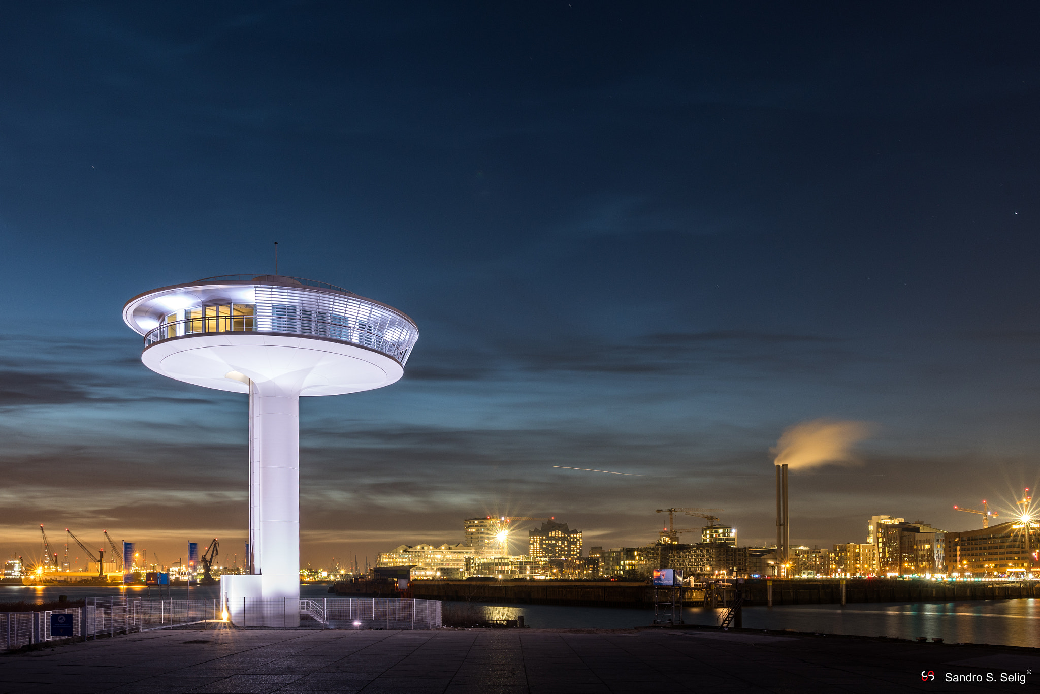 Nikon D500 + Sigma 18-35mm F1.8 DC HSM Art sample photo. Lighthouse zero hamburg photography