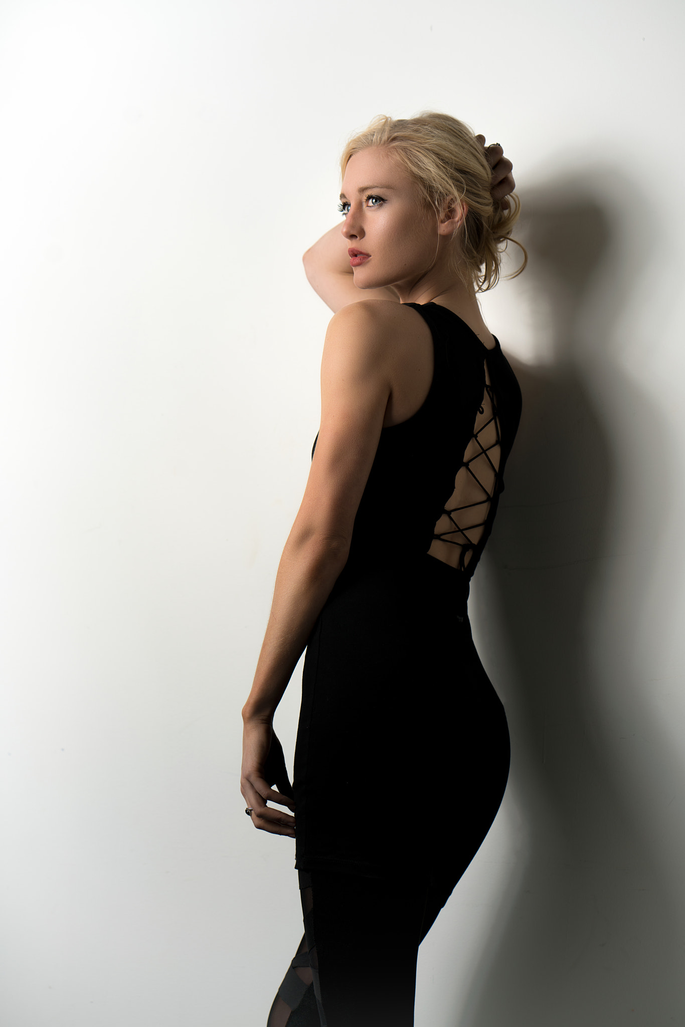 ZEISS Batis 85mm F1.8 sample photo. Little black dress. photography