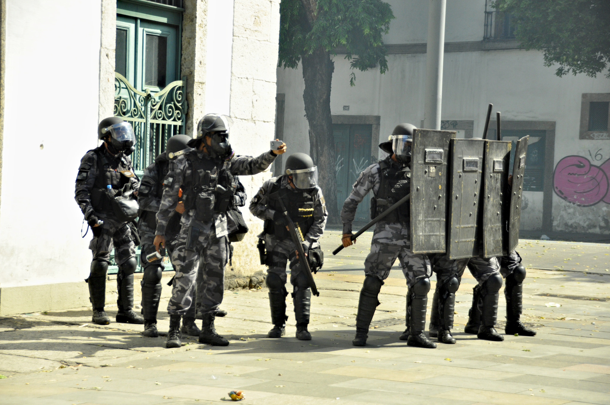 Sigma 18-250mm F3.5-6.3 DC Macro OS HSM sample photo. Confrontation in rio de janeiro photography