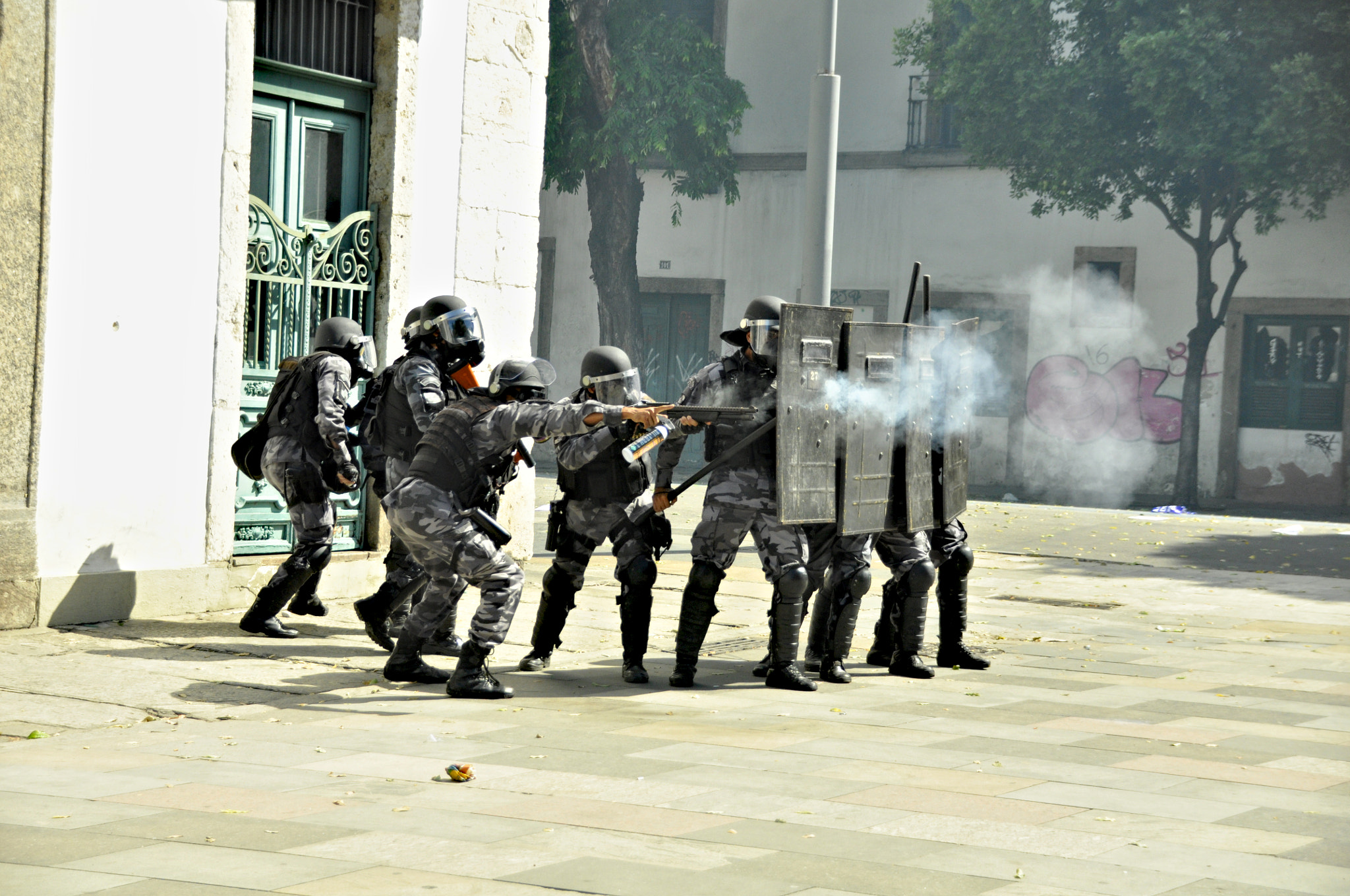 Sigma 18-250mm F3.5-6.3 DC Macro OS HSM sample photo. Confrontation in rio de janeiro photography