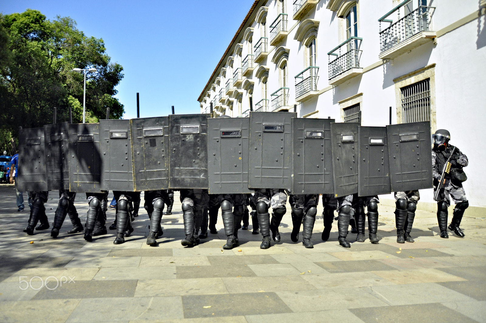 Sigma 18-250mm F3.5-6.3 DC Macro OS HSM sample photo. Confrontation in rio de janeiro photography
