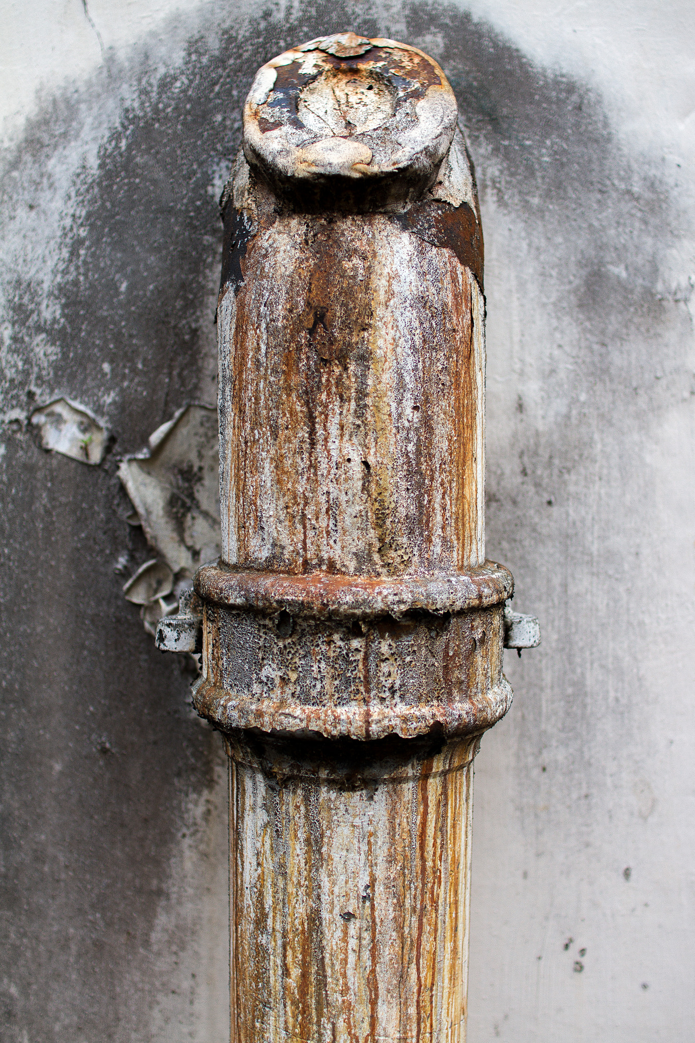 Sigma 30mm F1.4 EX DC HSM sample photo. Rusty pipes photography