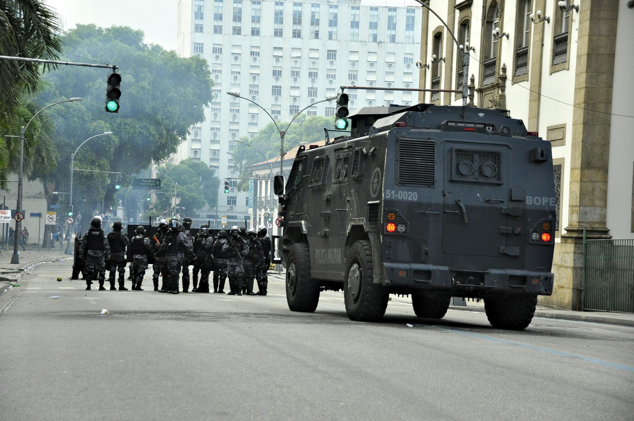 Sigma 18-250mm F3.5-6.3 DC Macro OS HSM sample photo. Confrontation in rio de janeiro photography