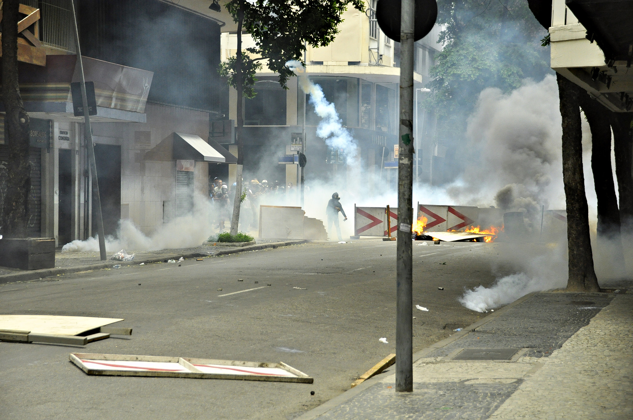 Sigma 18-250mm F3.5-6.3 DC Macro OS HSM sample photo. Confrontation in rio de janeiro photography
