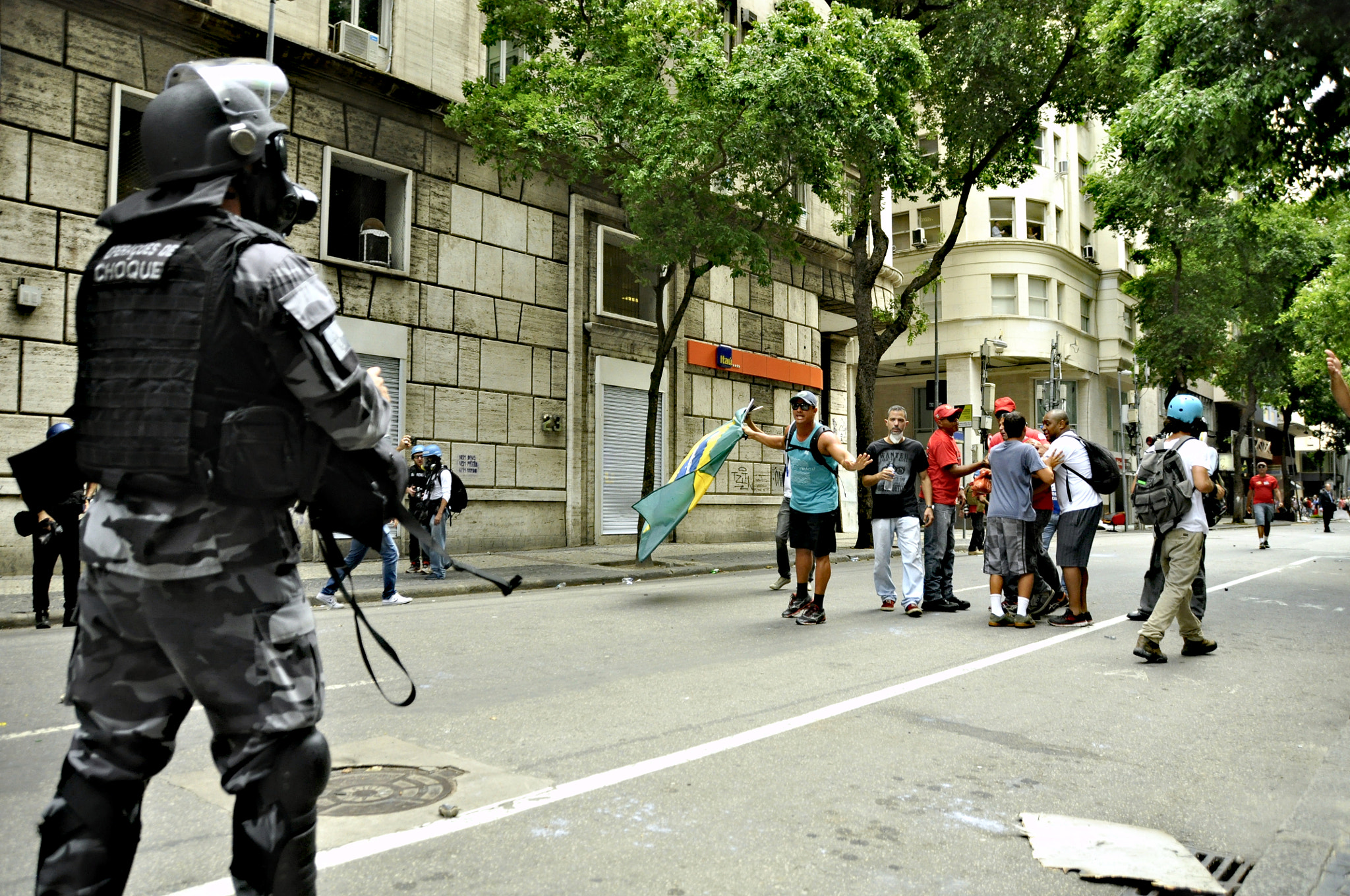 Sigma 18-250mm F3.5-6.3 DC Macro OS HSM sample photo. Confrontation in rio de janeiro photography