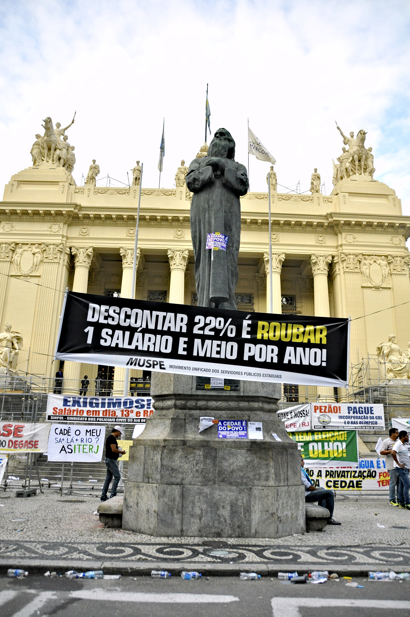 Sigma 18-250mm F3.5-6.3 DC Macro OS HSM sample photo. Confrontation in rio de janeiro photography