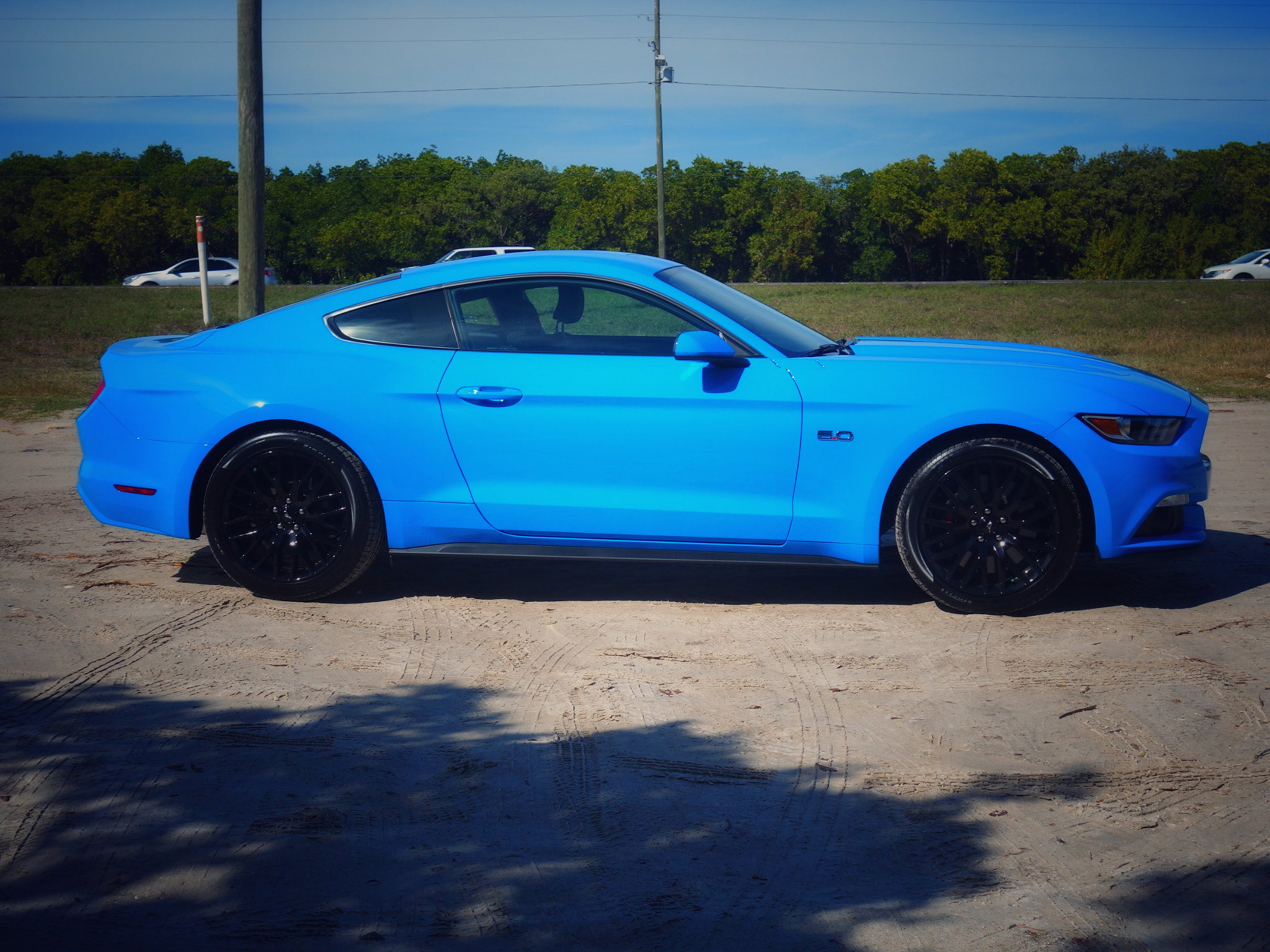 Sony 28-100mm F1.8-4.9 sample photo. Blue car photography