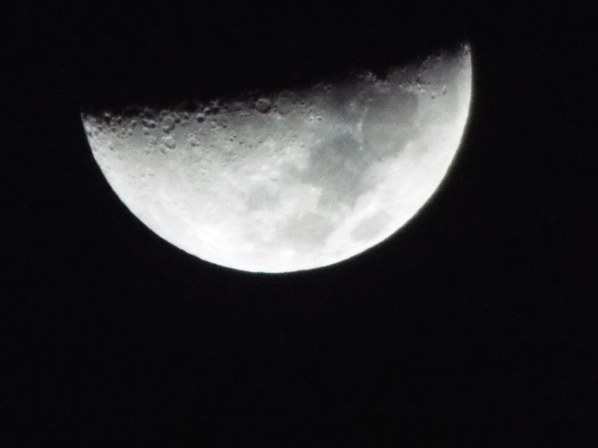 Fujifilm FinePix S9400W sample photo. Middle moon photography