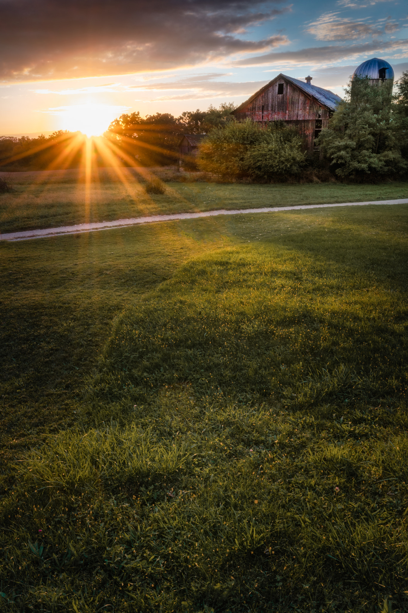 Sony FE 28mm F2 sample photo. Sun burst over a barn photography