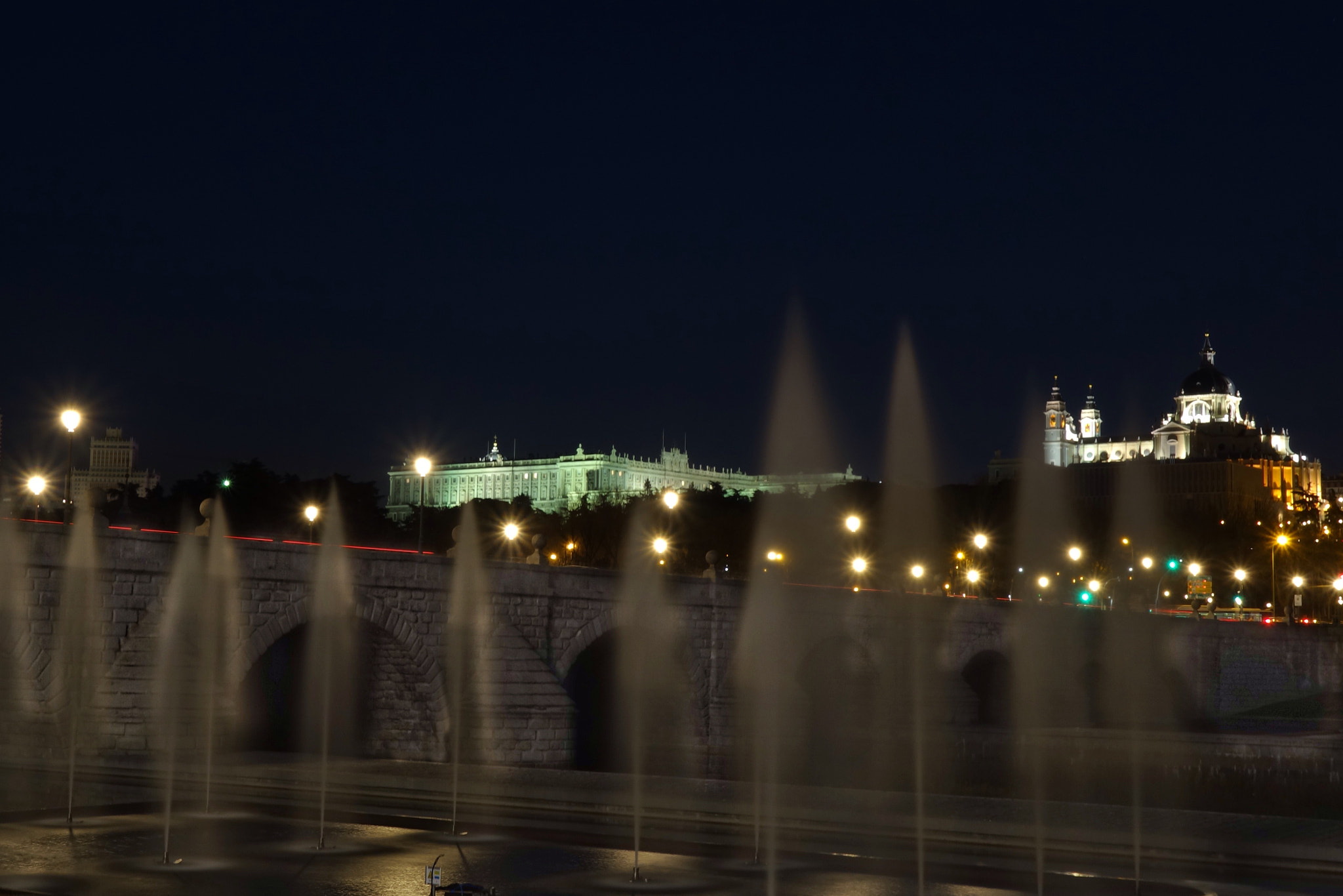 Sony Cyber-shot DSC-RX100 + Sony 28-100mm F1.8-4.9 sample photo. Madrid castillo famoso que al rey moro alivia el miedo arde en fiestas en su coso por ser el... photography