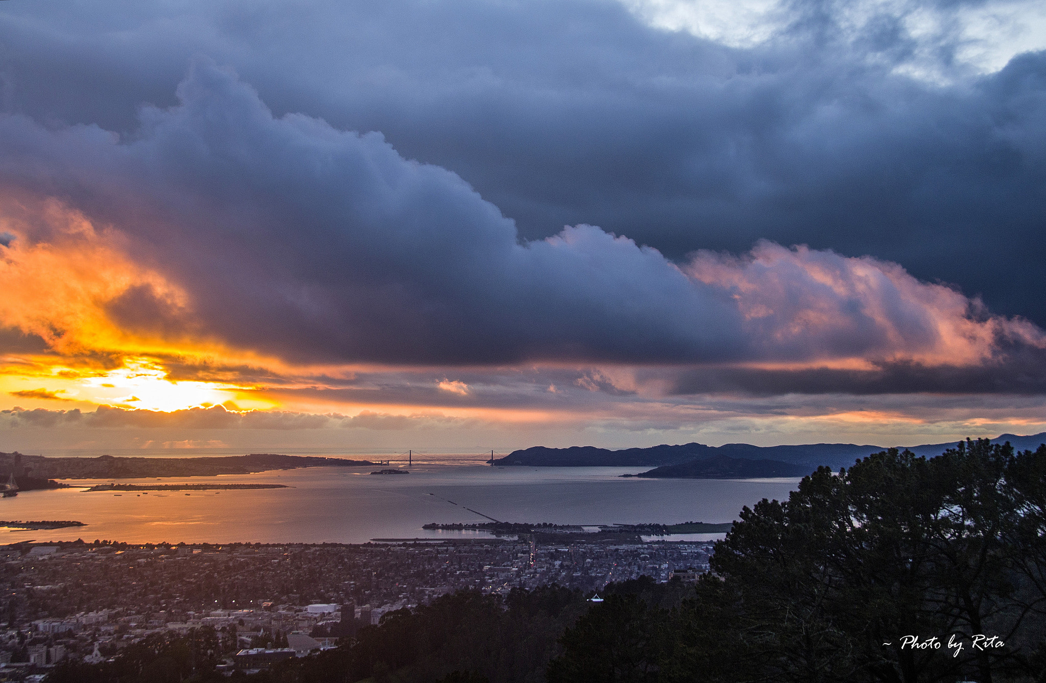 Canon EF-S 18-200mm F3.5-5.6 IS sample photo. Golden bridge beautiful sunset photography