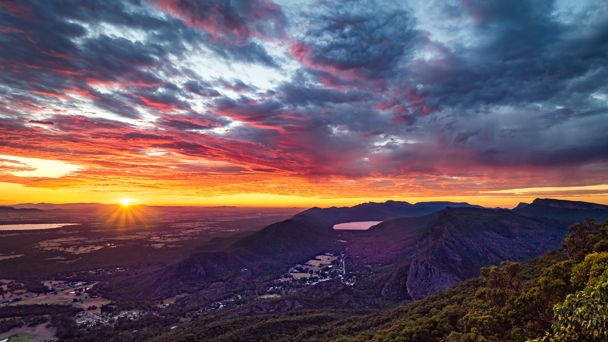 Olympus OM-D E-M5 II + Olympus M.Zuiko Digital ED 7-14mm F2.8 PRO sample photo. Dawn over halls gap photography