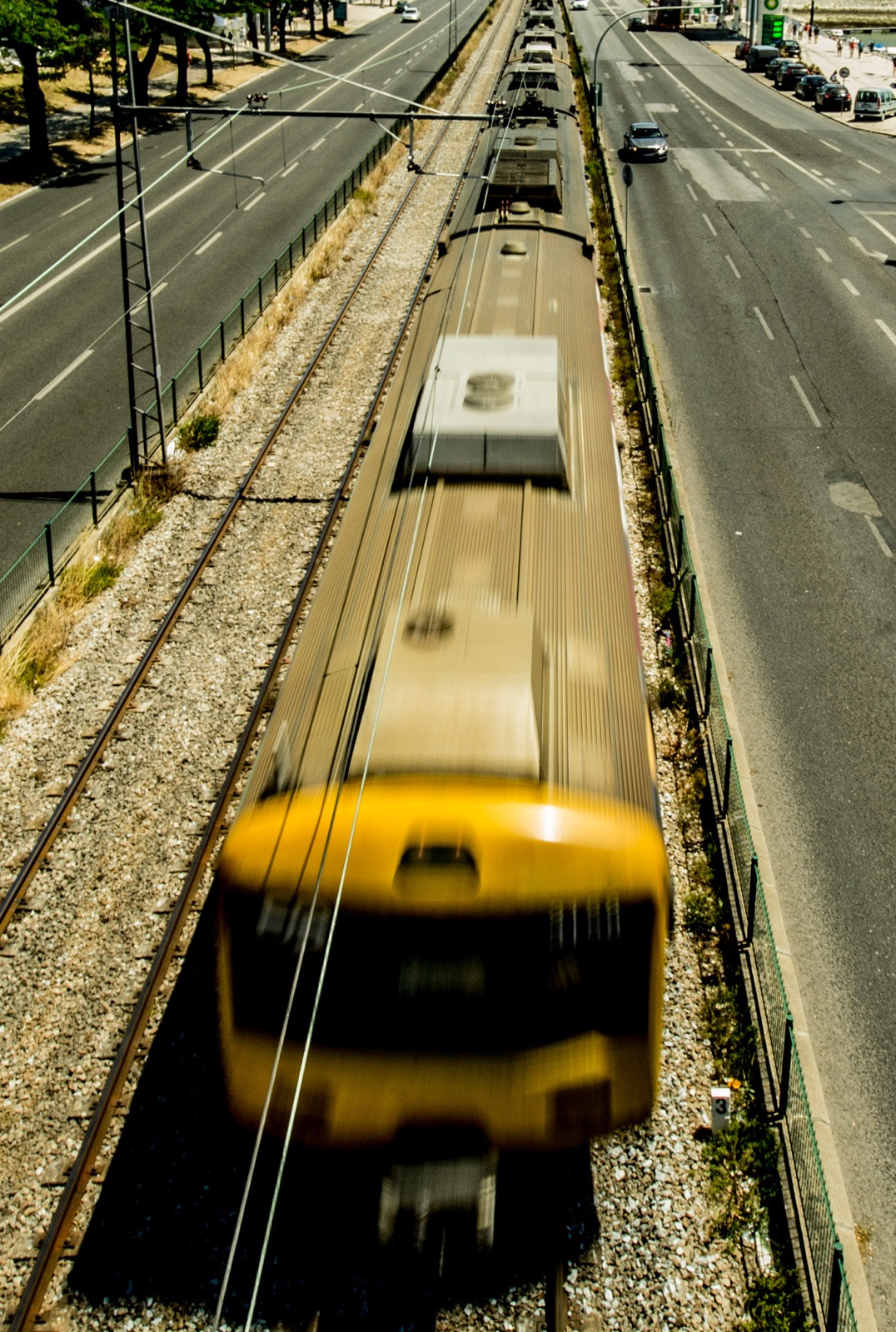 Sigma 10-20mm F4-5.6 EX DC HSM sample photo. Yellow movement photography