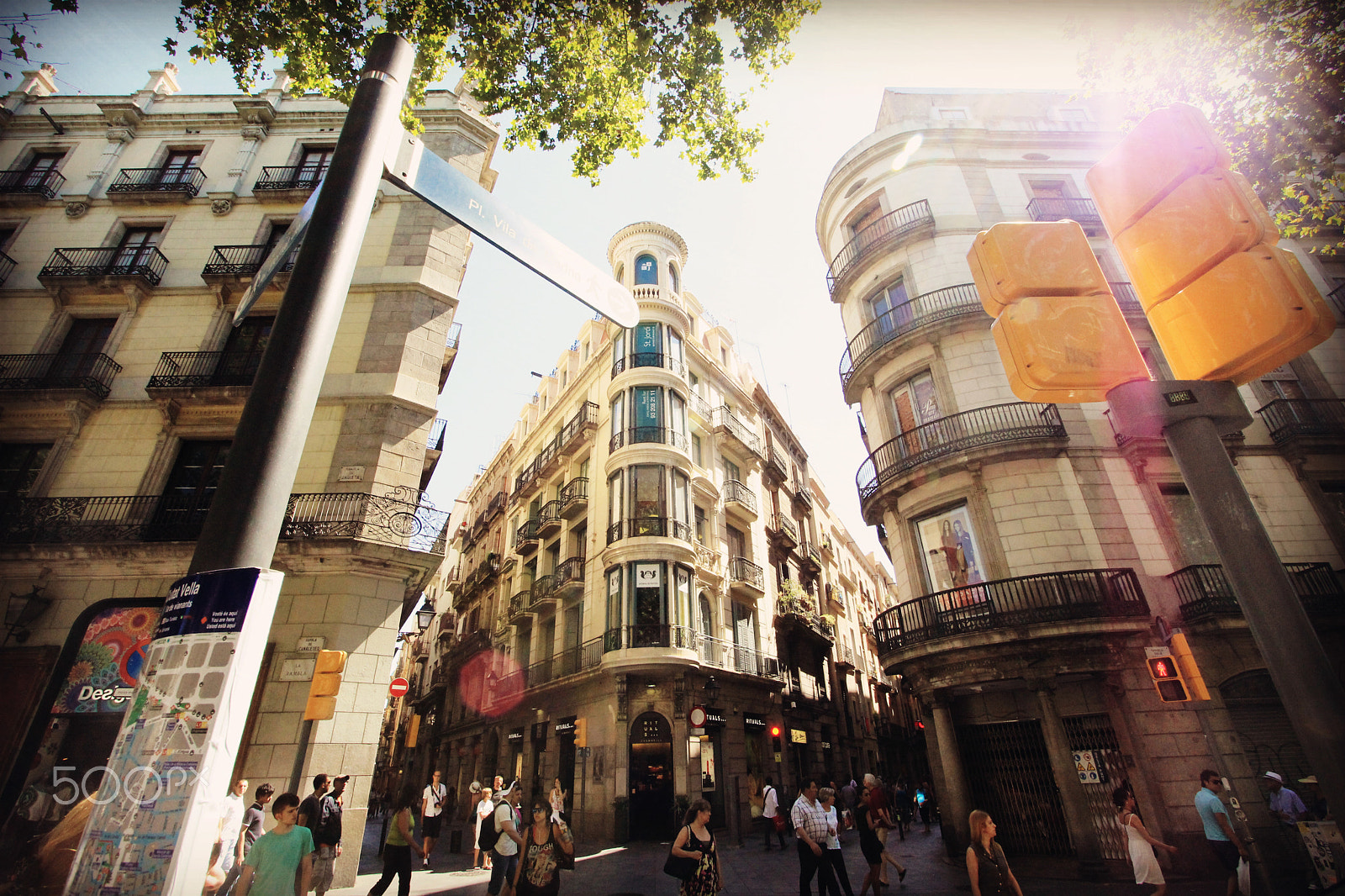 Canon EF-S 10-22mm F3.5-4.5 USM sample photo. Barcelona street photography