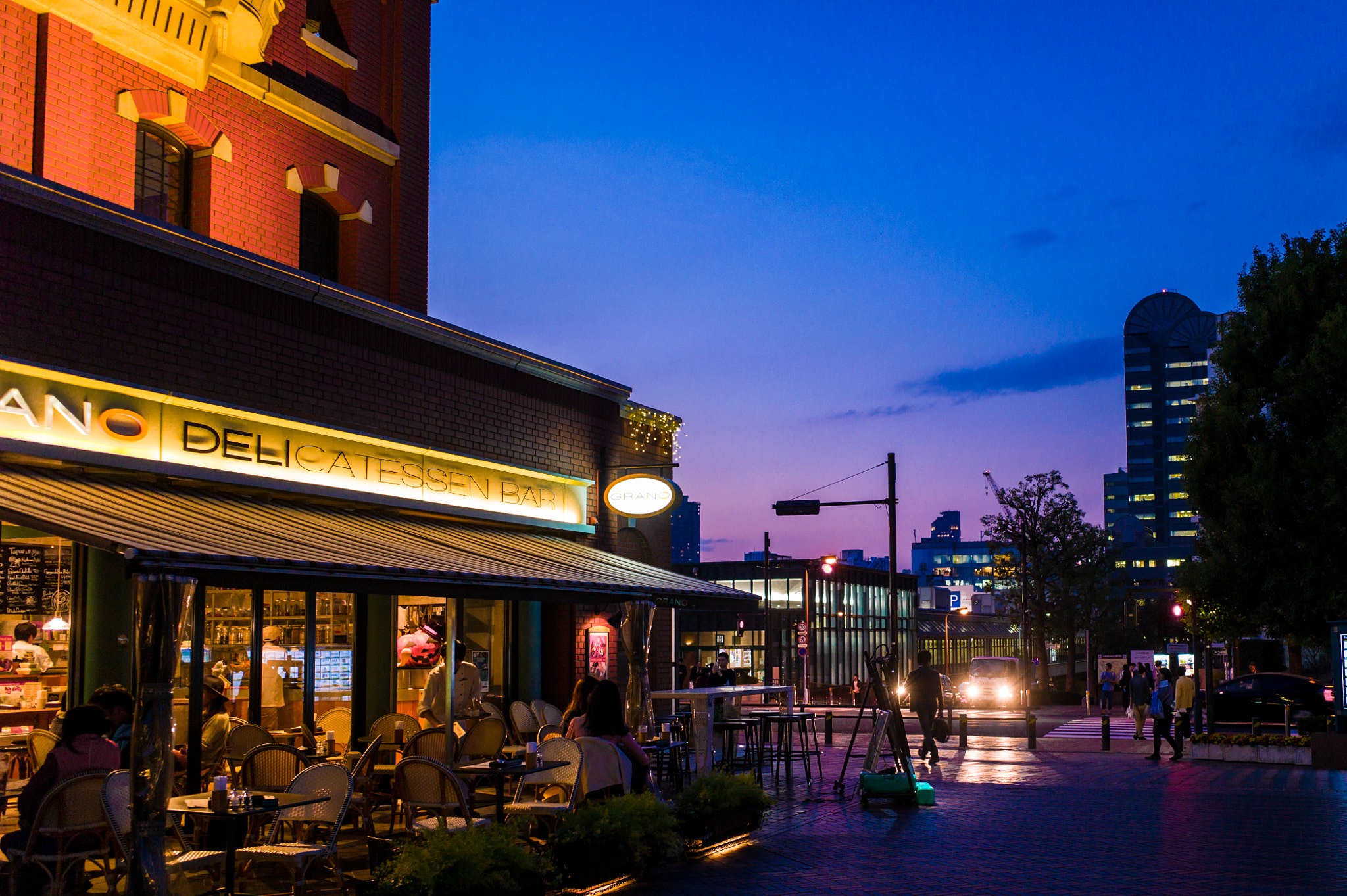 Leica M9 + Leica Elmarit-M 28mm F2.8 ASPH sample photo. Cafe at dusk photography