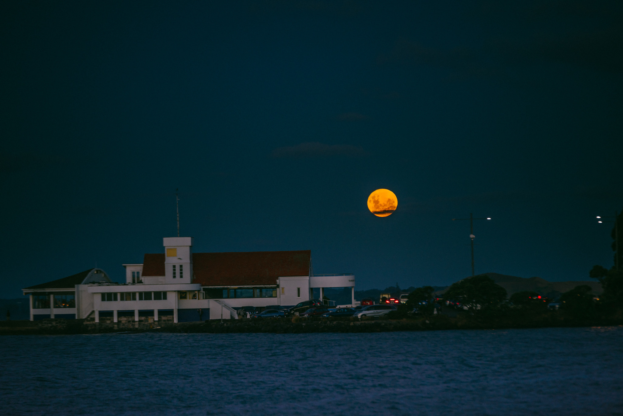 Nikon D810 + Tamron SP 70-200mm F2.8 Di VC USD sample photo. Full moon rising at mission bay, auckland, nz photography
