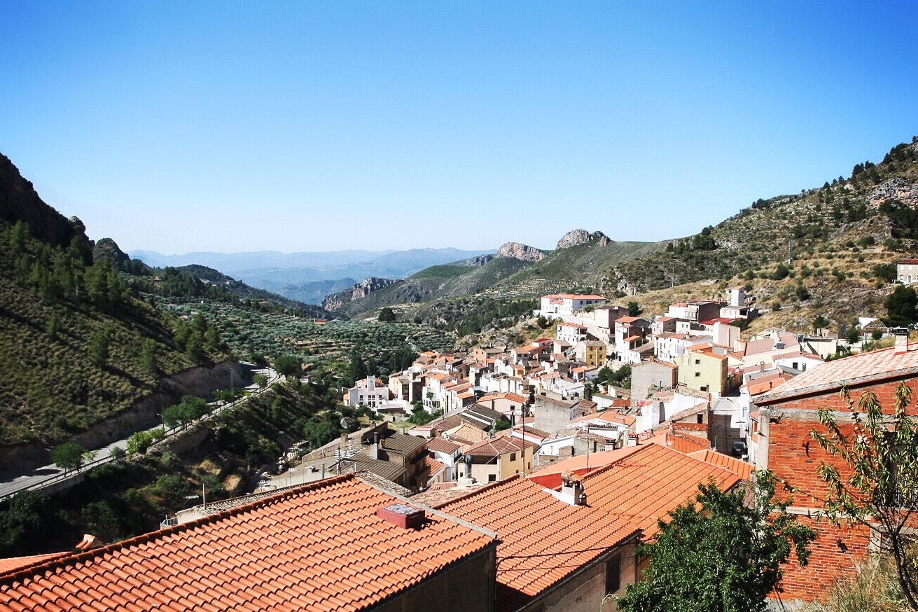 Canon EOS 400D (EOS Digital Rebel XTi / EOS Kiss Digital X) sample photo. Cozy villages embedded in spanish nature photography