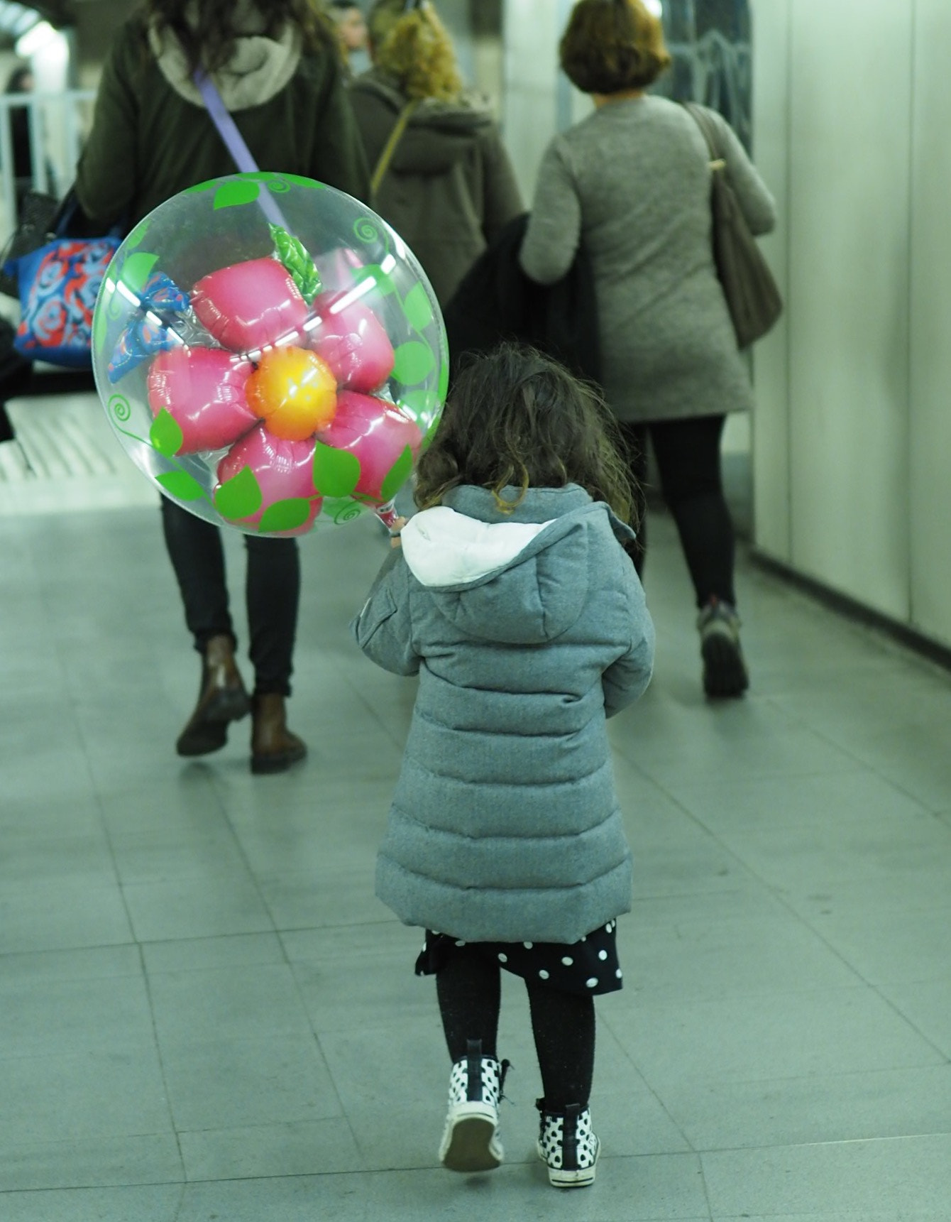 Olympus OM-D E-M1 Mark II + OLYMPUS M.25mm F1.2 sample photo. Olympus digital camera         feliz con su súper globo. (metro de barcelona) photography