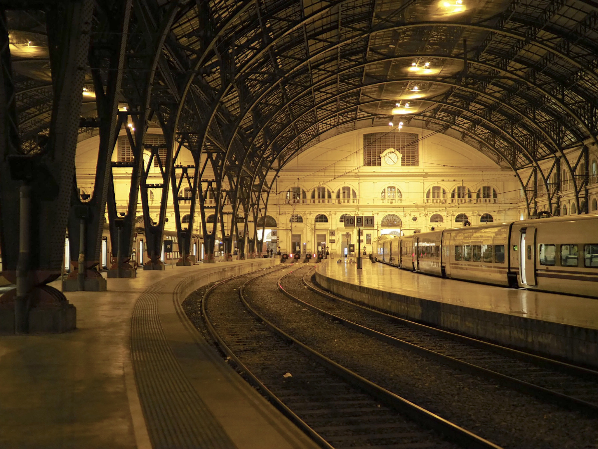 Olympus OM-D E-M1 Mark II + OLYMPUS M.25mm F1.2 sample photo. Estación de francia (barcelona) photography