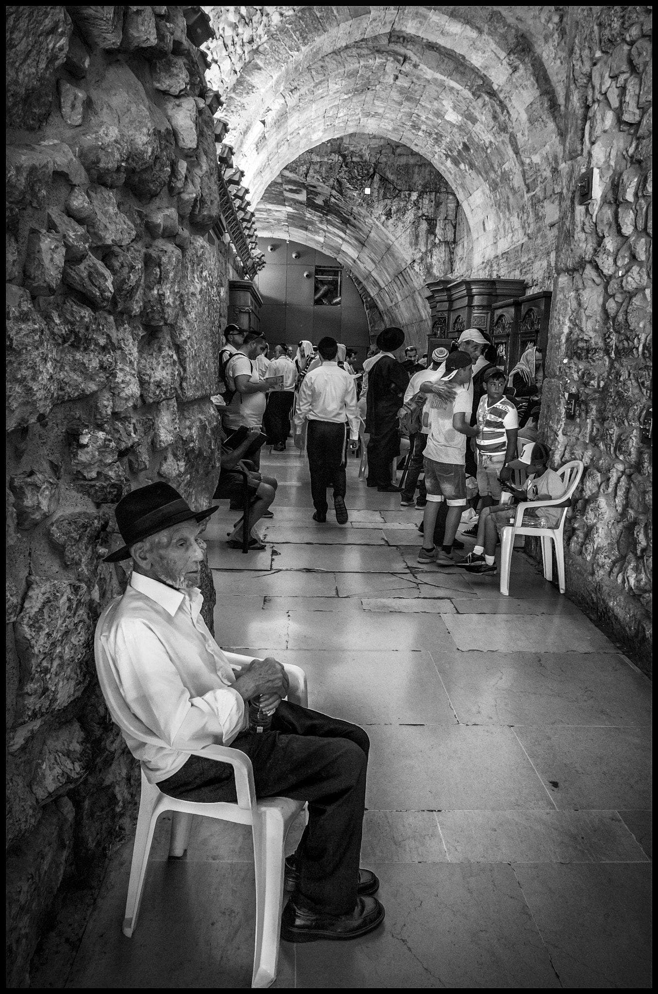 Vario-Elmar T 1:3.5-5.6 / 18-56 ASPH. sample photo. Old man's holy wait.... photography