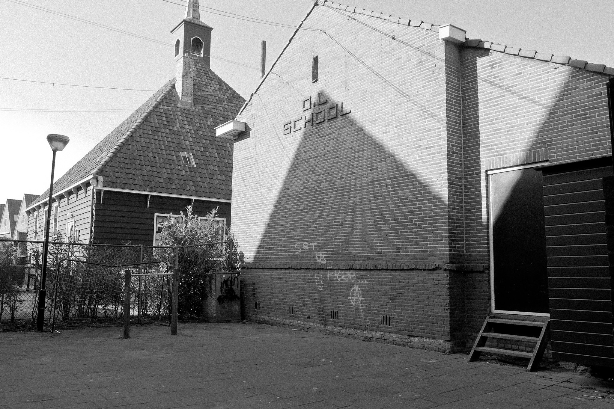 Olympus PEN E-PL7 sample photo. Former elementary school, volendam, netherlands photography
