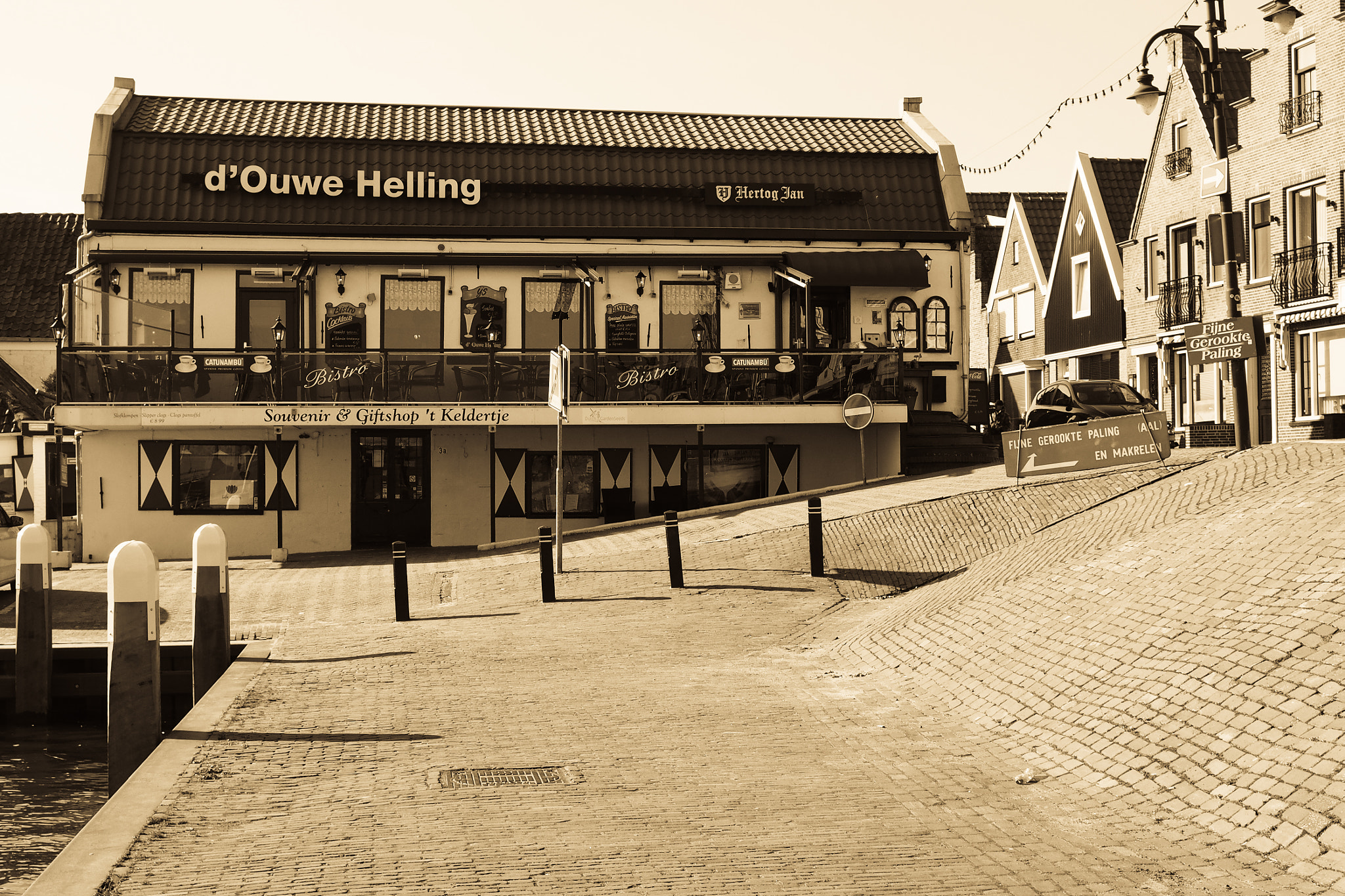 Olympus PEN E-PL7 sample photo. Bistro / restaurant d'ouwe helling & souvenir shop 't keldertje, volendam, netherlands photography