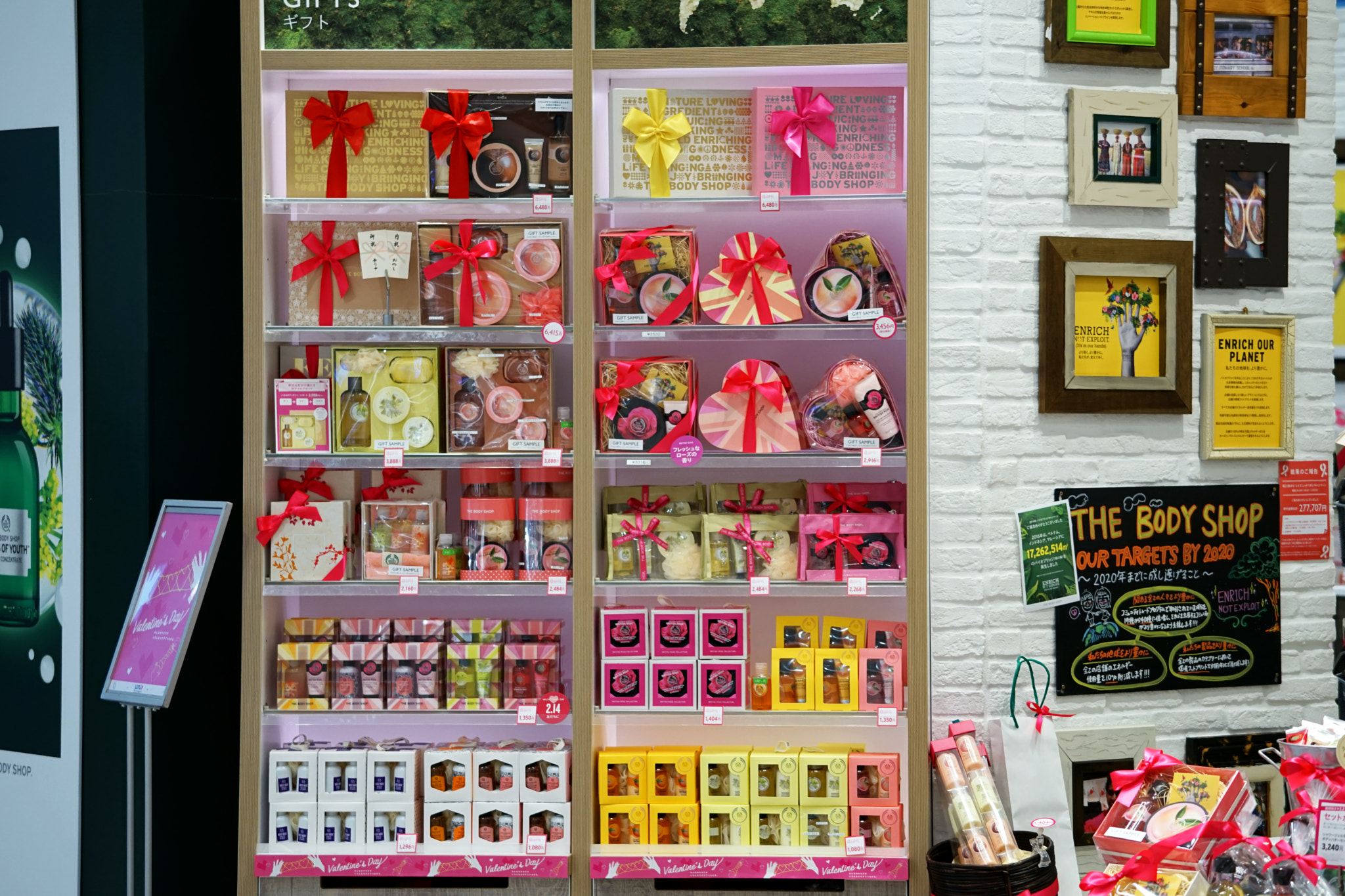 Sony FE 70-300mm F4.5-5.6 G OSS sample photo. Valentine's day sales photography