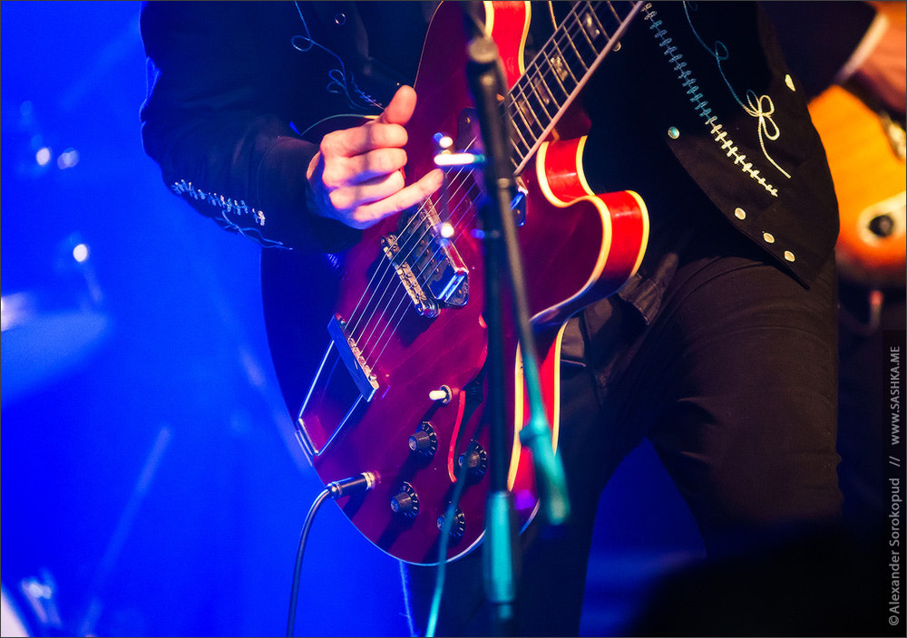 Sony a7S II + Minolta AF 80-200mm F2.8 HS-APO G sample photo. Colorful highlighted guitar on rock concert photography