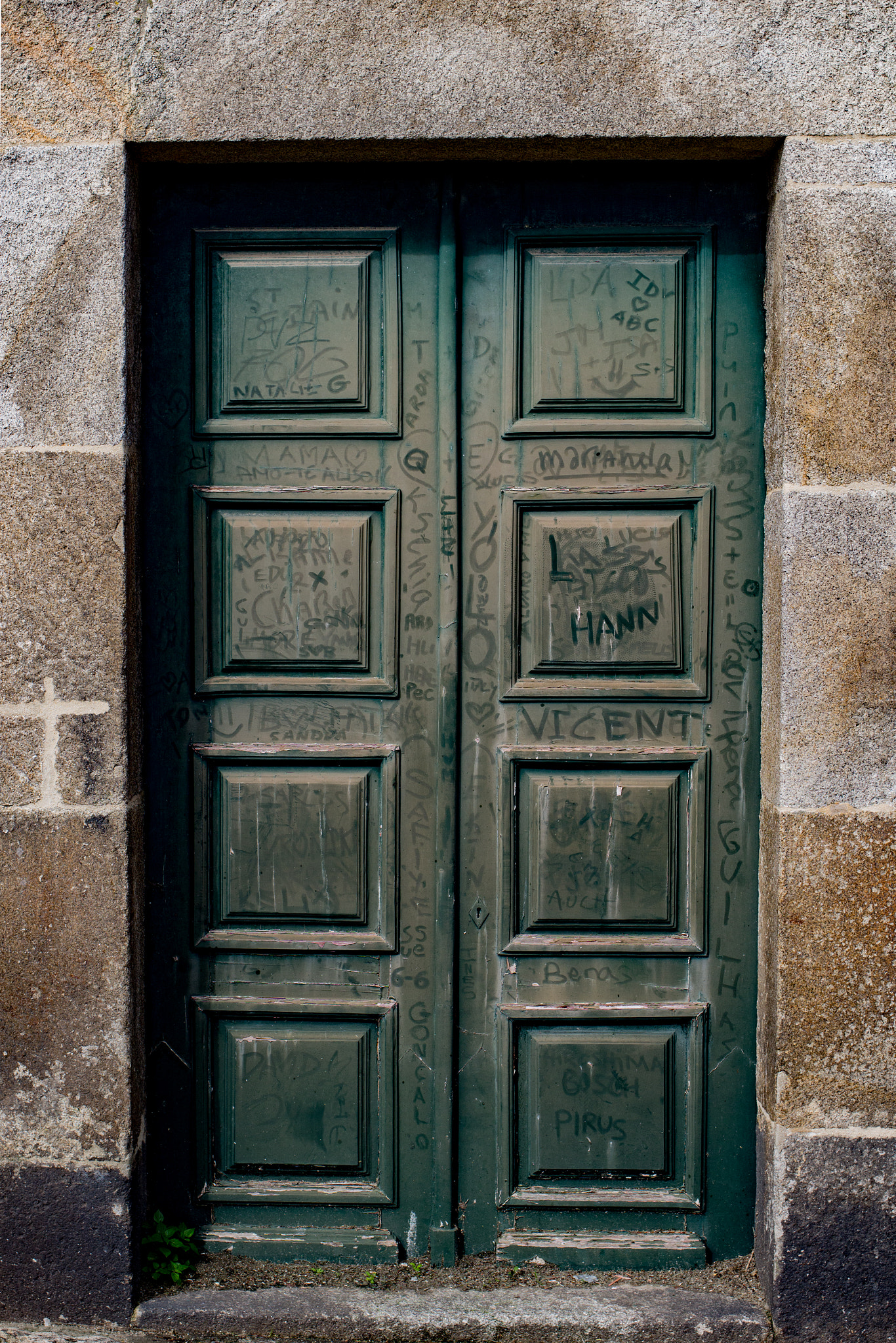 Canon EOS 100D (EOS Rebel SL1 / EOS Kiss X7) + Canon EF 35mm F2 IS USM sample photo. The door of past photography