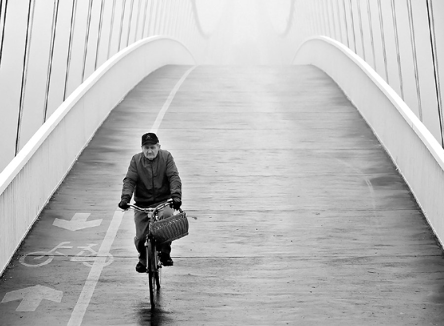 Olympus E-5 sample photo. Man with a basket photography