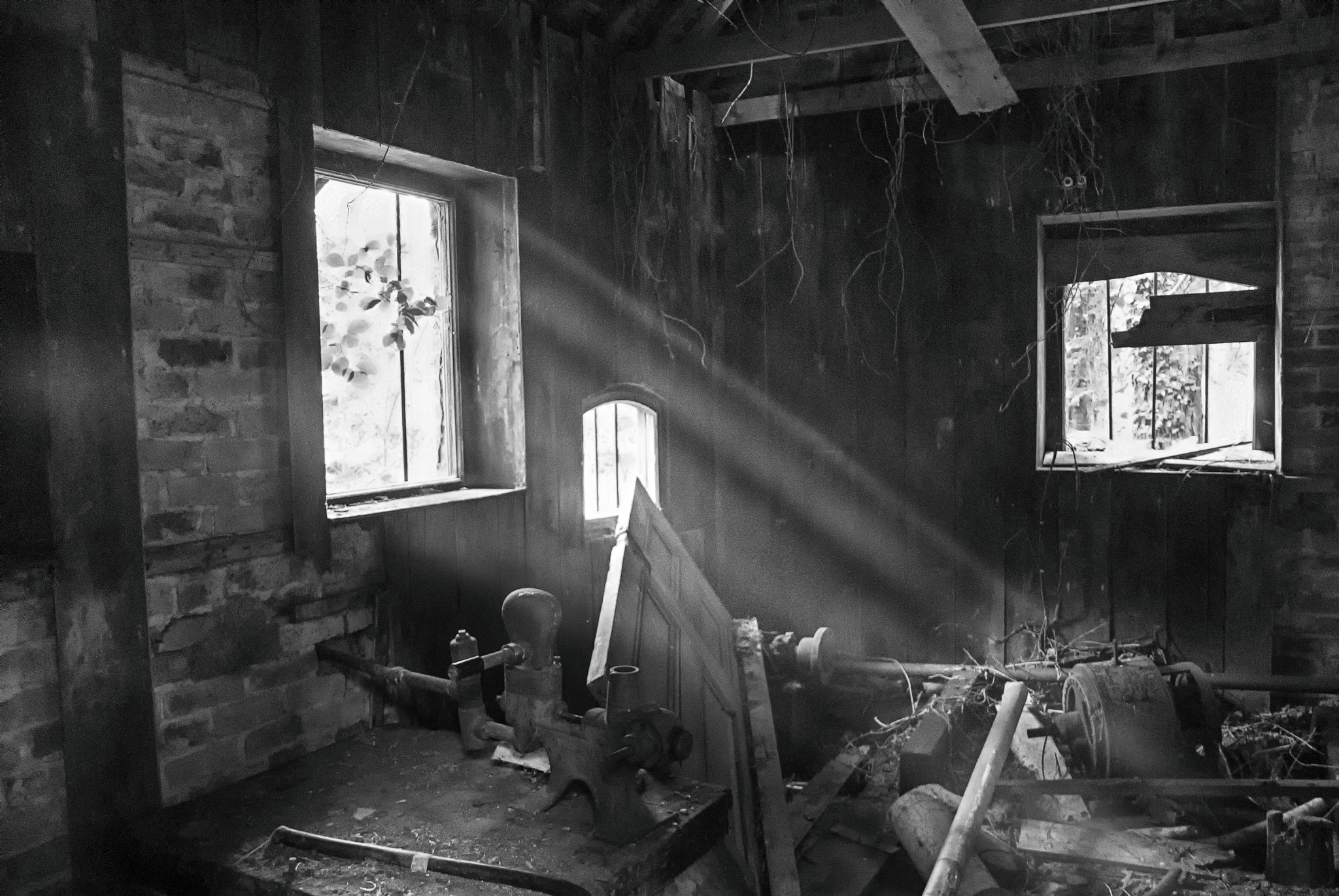 Nikon D60 + Sigma 18-200mm F3.5-6.3 DC OS HSM sample photo. Abandoned photography