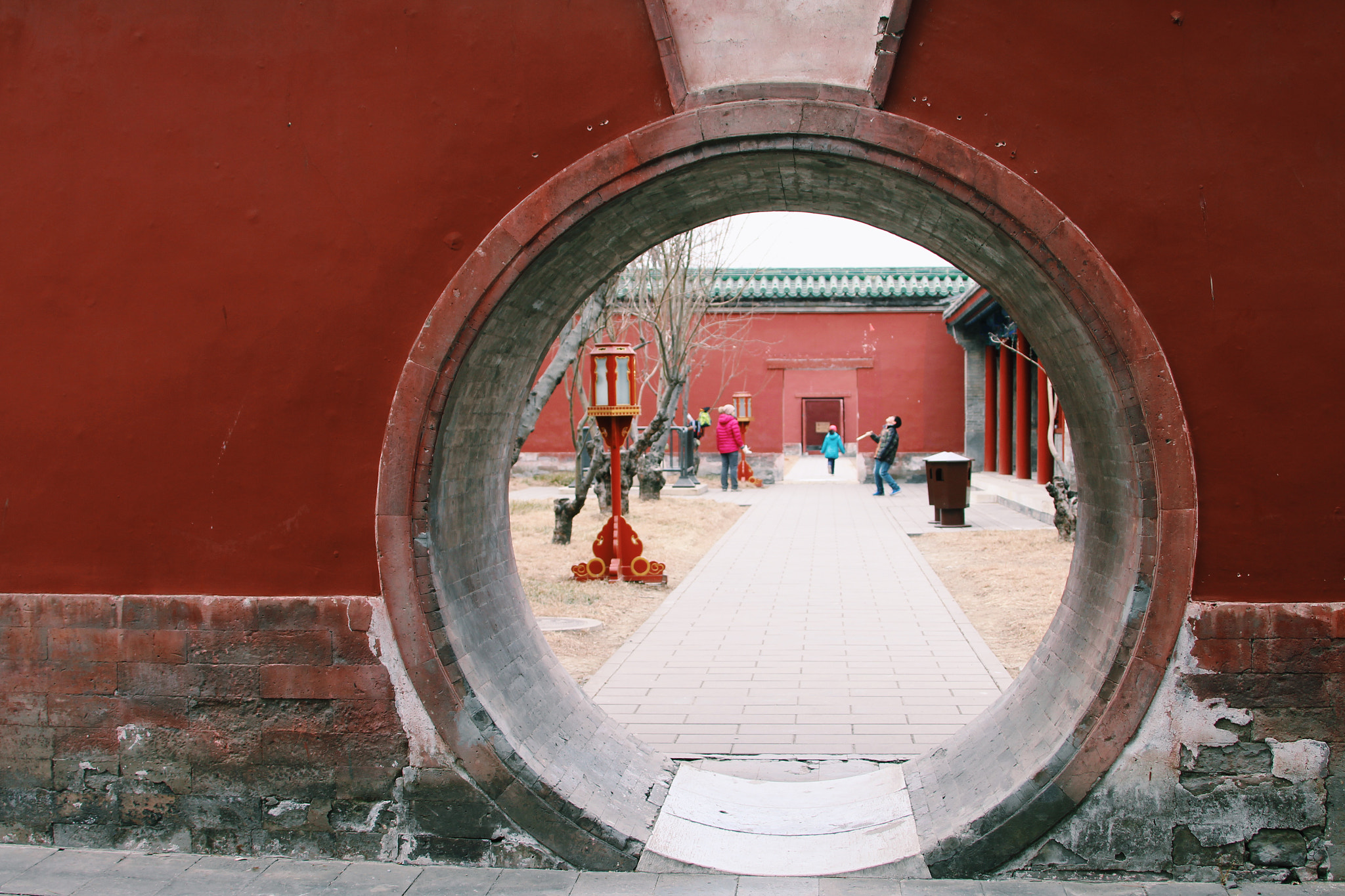 Canon EOS 700D (EOS Rebel T5i / EOS Kiss X7i) sample photo. Shot in temple of heaven. through the round door u can see a family were playing ping pong. photography