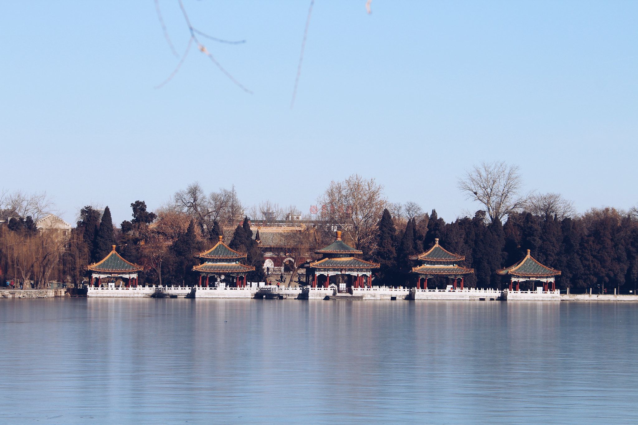 Canon EOS 700D (EOS Rebel T5i / EOS Kiss X7i) + Canon EF 28-300mm F3.5-5.6L IS USM sample photo. Beihai park, beijing. it used to be the garden for the royals and now it is a public park. photography