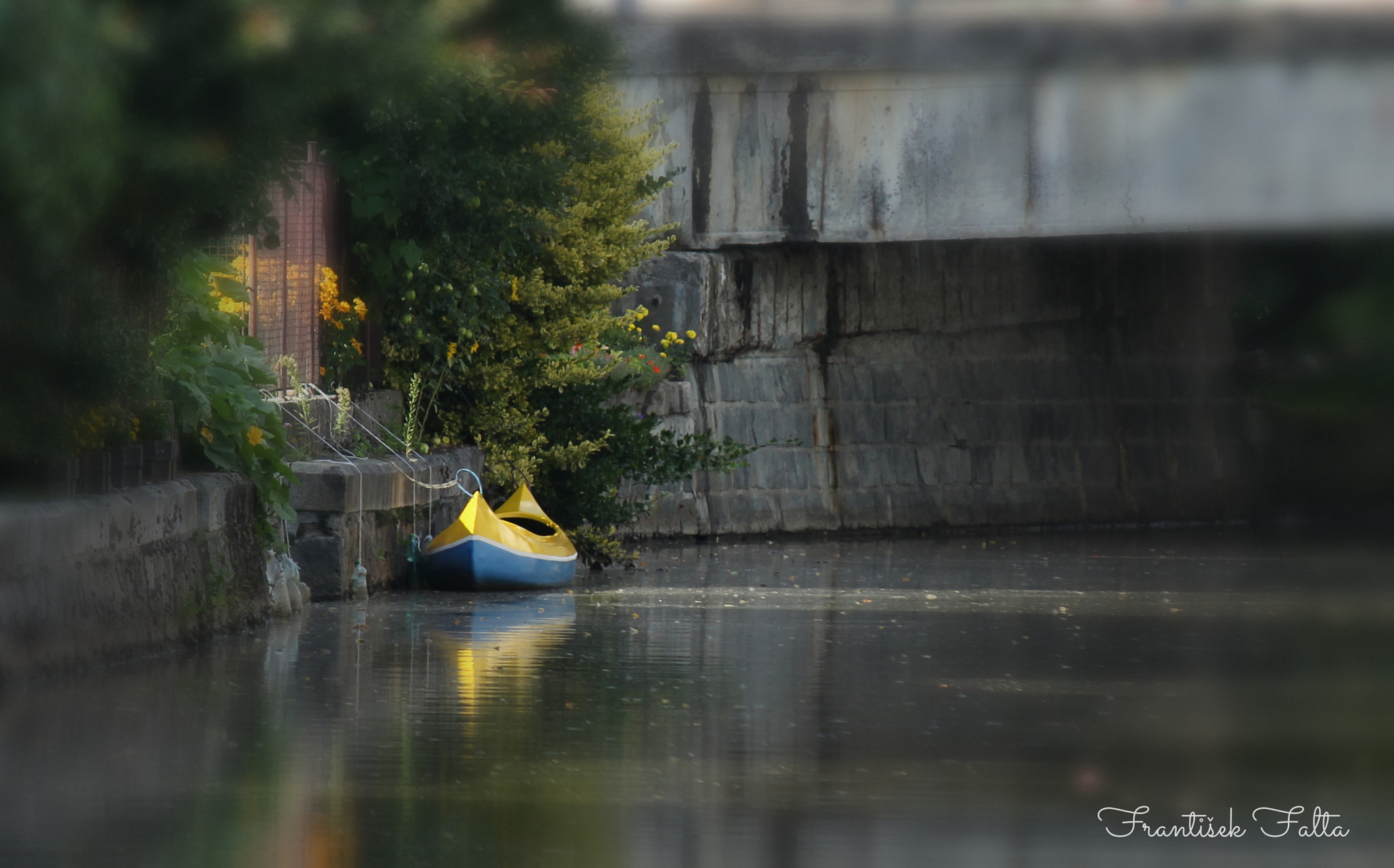 Canon EF-S 55-250mm F4-5.6 IS sample photo. Abandoned boat photography