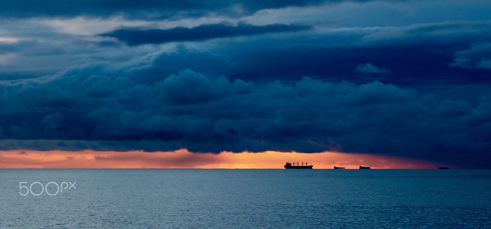 Canon EOS 750D (EOS Rebel T6i / EOS Kiss X8i) sample photo. Into the storm at dawn. photography