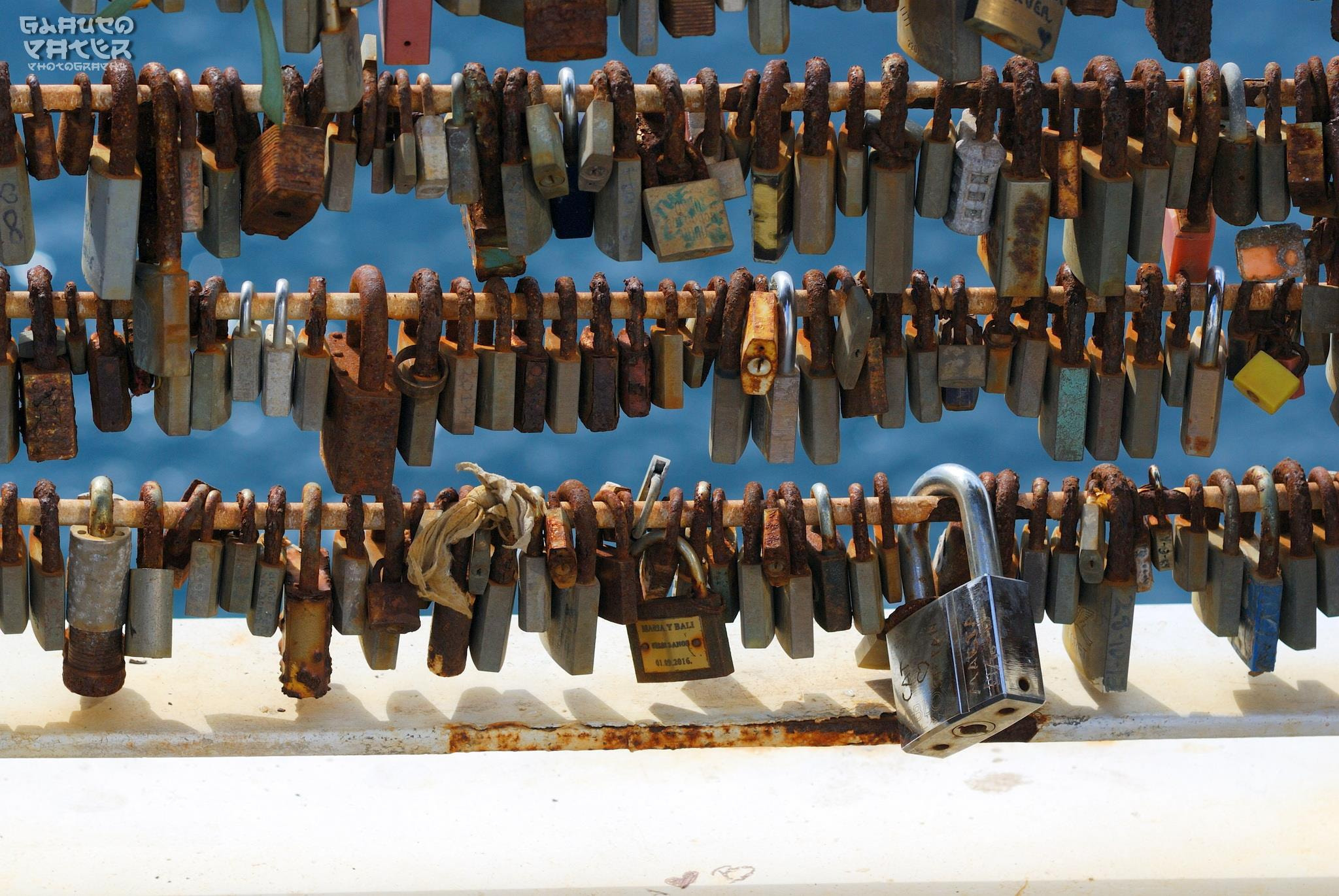 Samyang 85mm F1.4 Aspherical IF sample photo. Love may be eternal but padlocks are not. photography