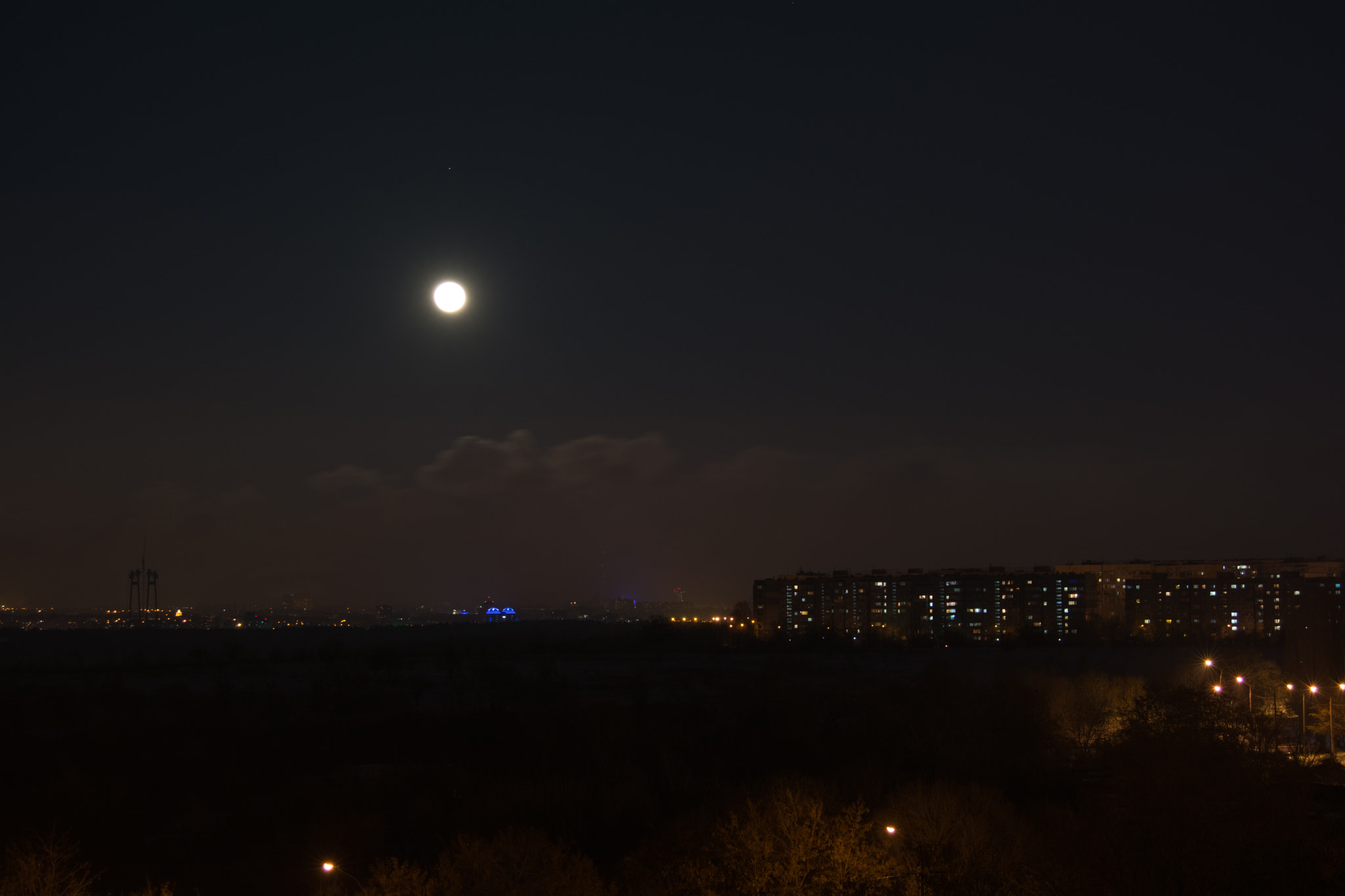 AF Zoom-Nikkor 28-70mm f/3.5-4.5D sample photo. View from the window into the night photography