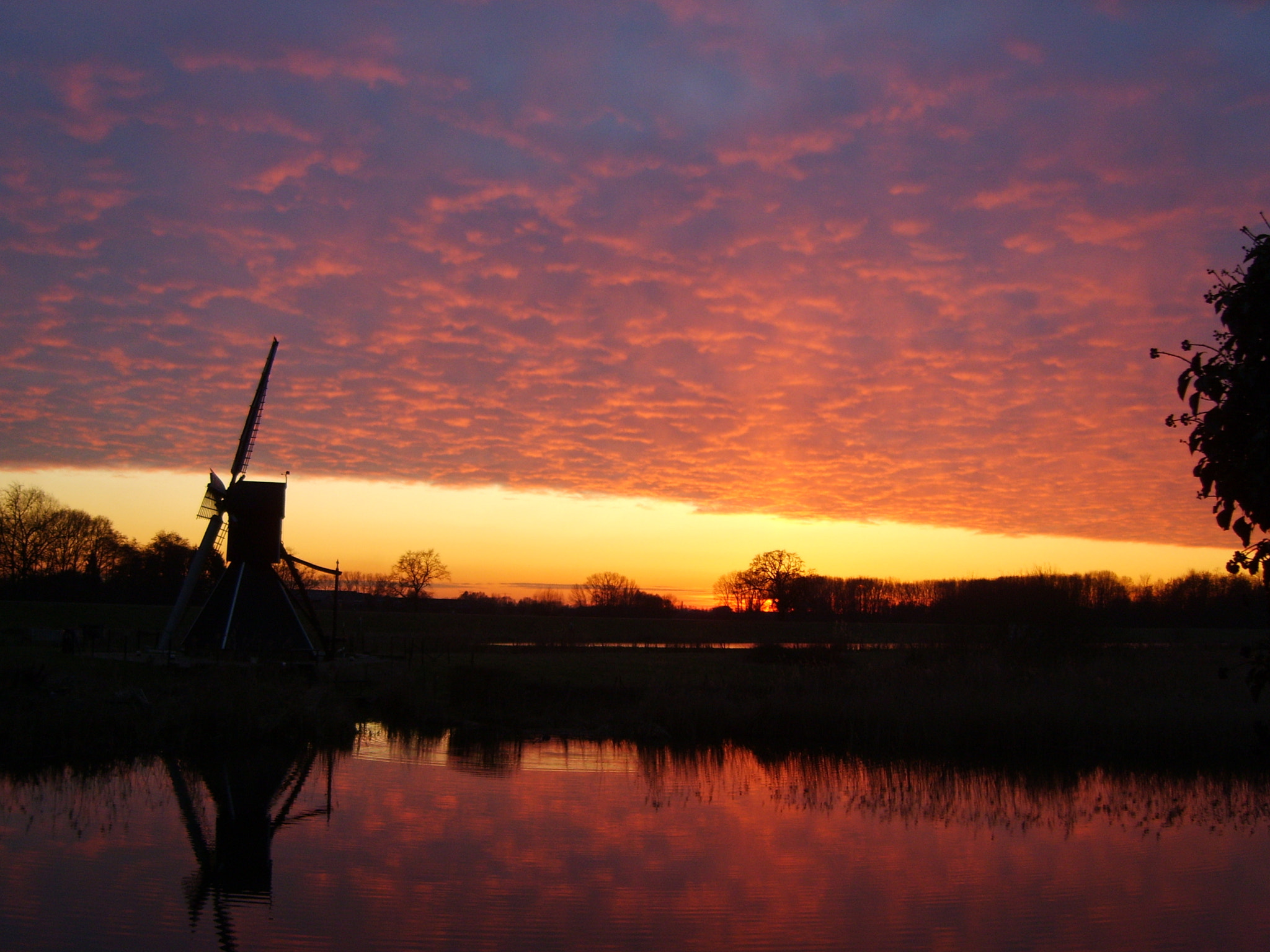 Samsung Digimax S830 / Kenox S830 sample photo. Awesome sky. photography